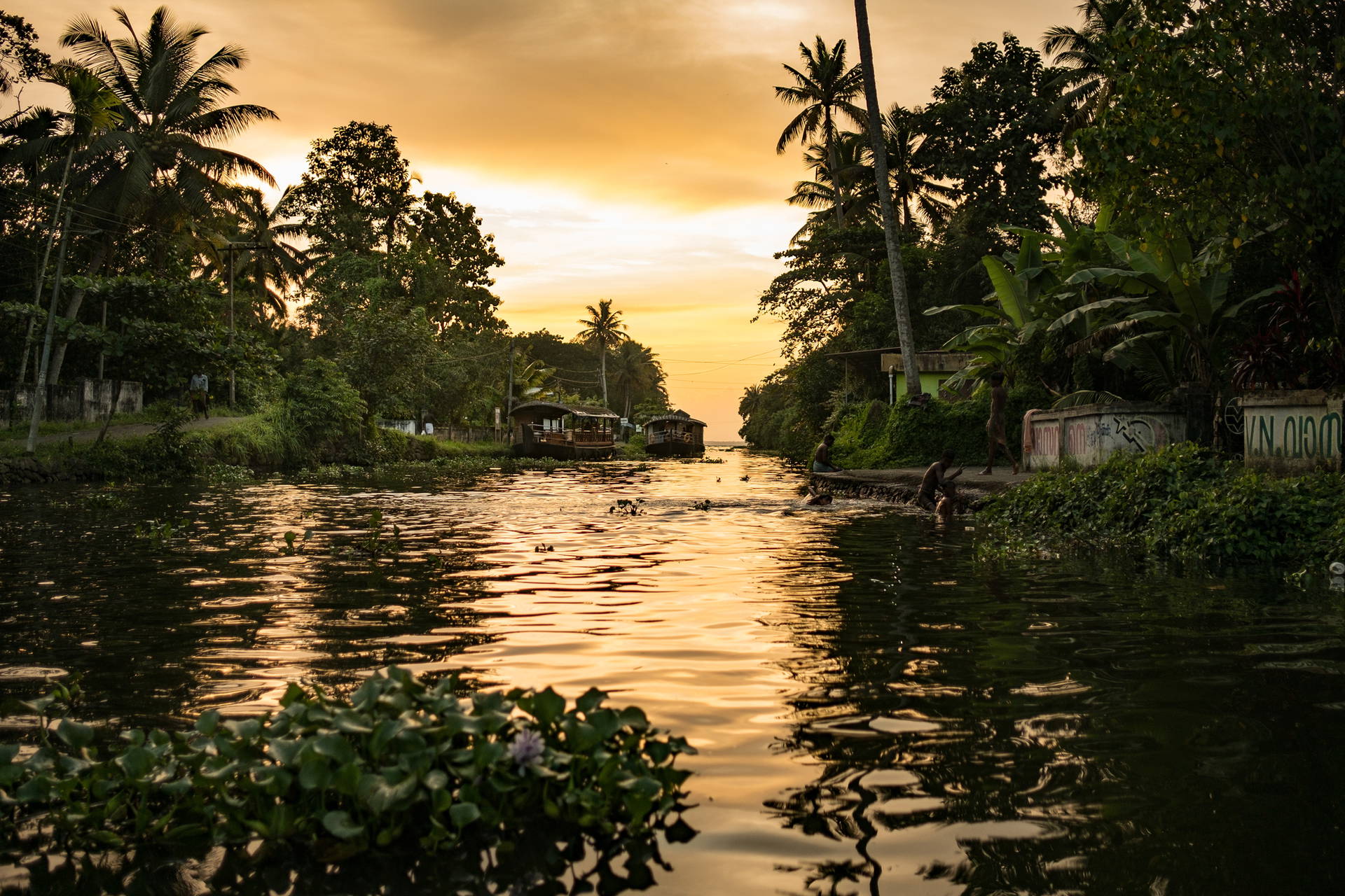 Zachód słońca nad wodami w Alleppey, Kerala, Indie.