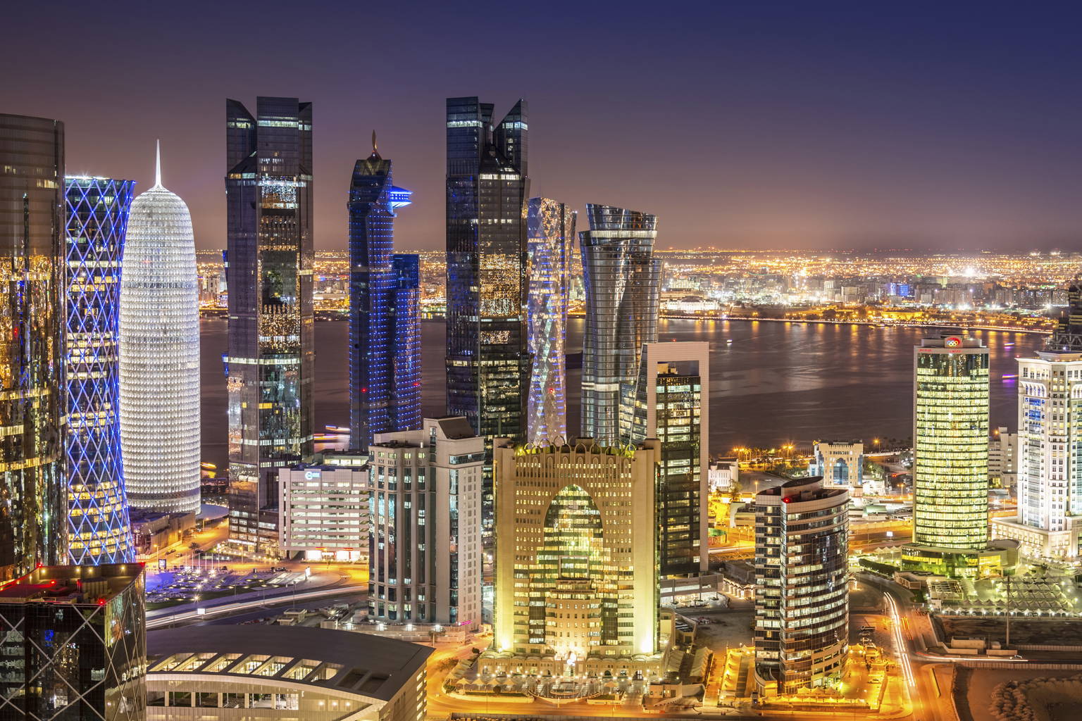 Panorama nocna miasta Doha w Katarze.