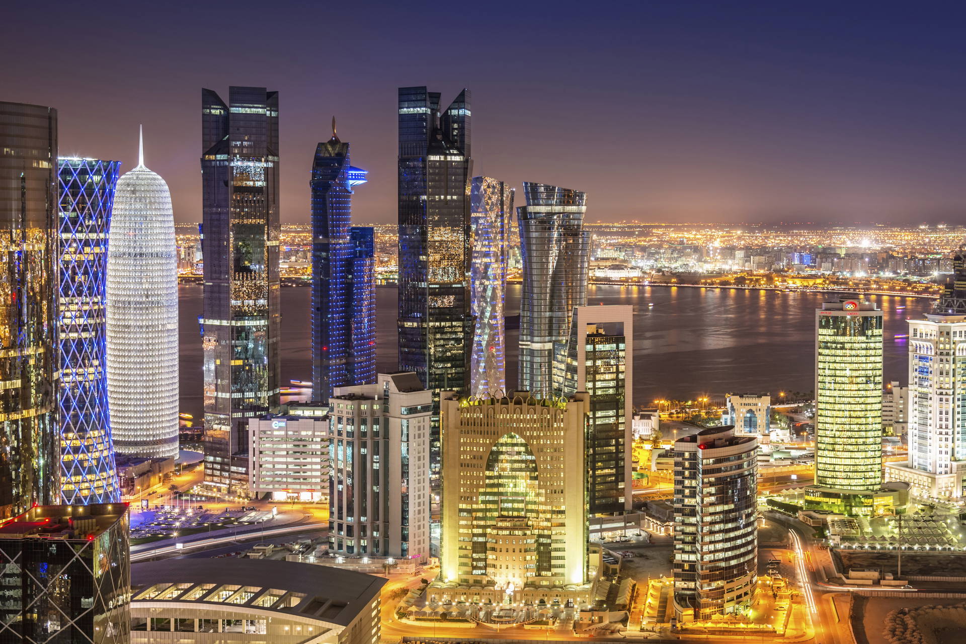 Nocna panorama Dohy w Katarze.