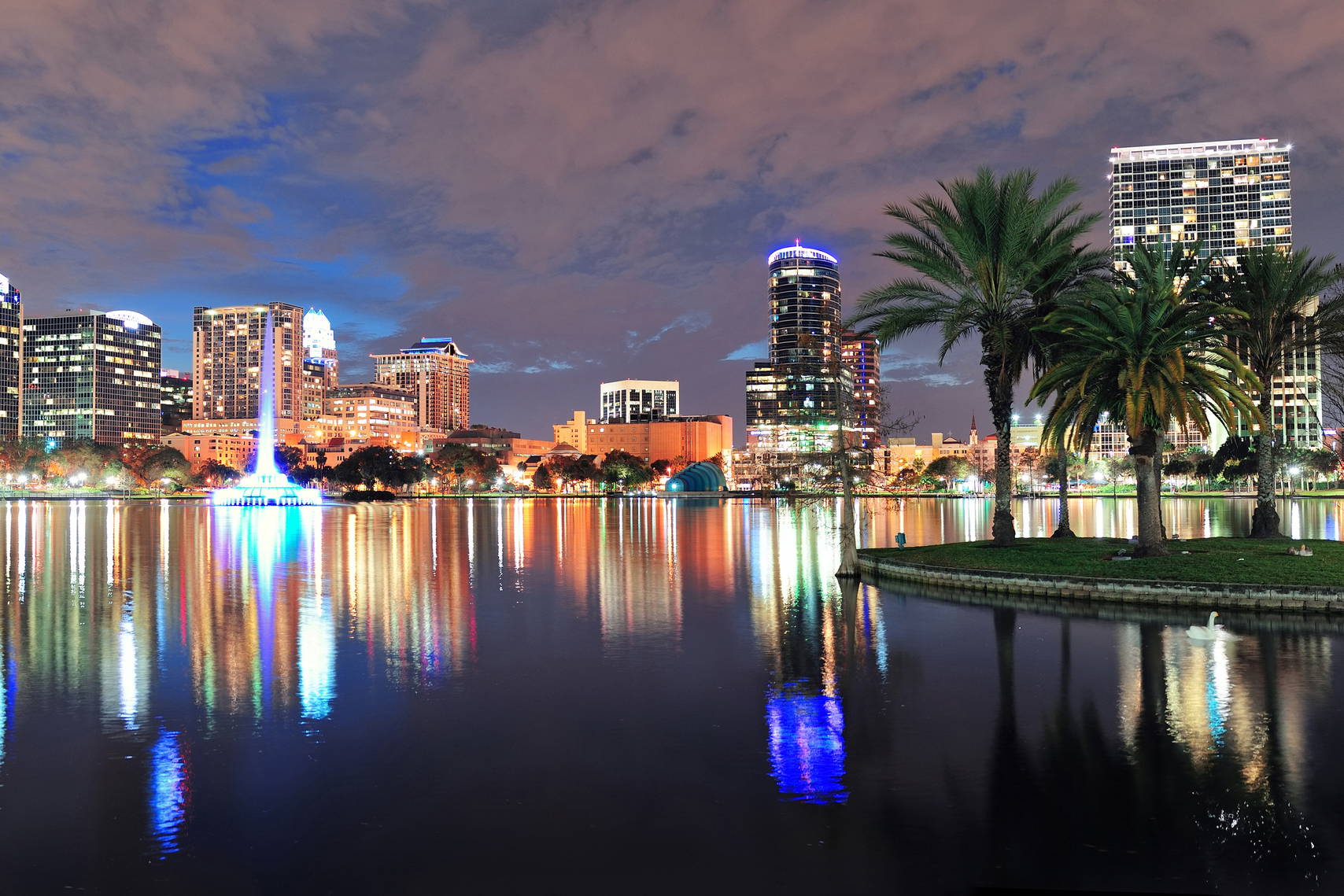 Nocna panorama Orlando odbijająca się w jeziorze Eola.