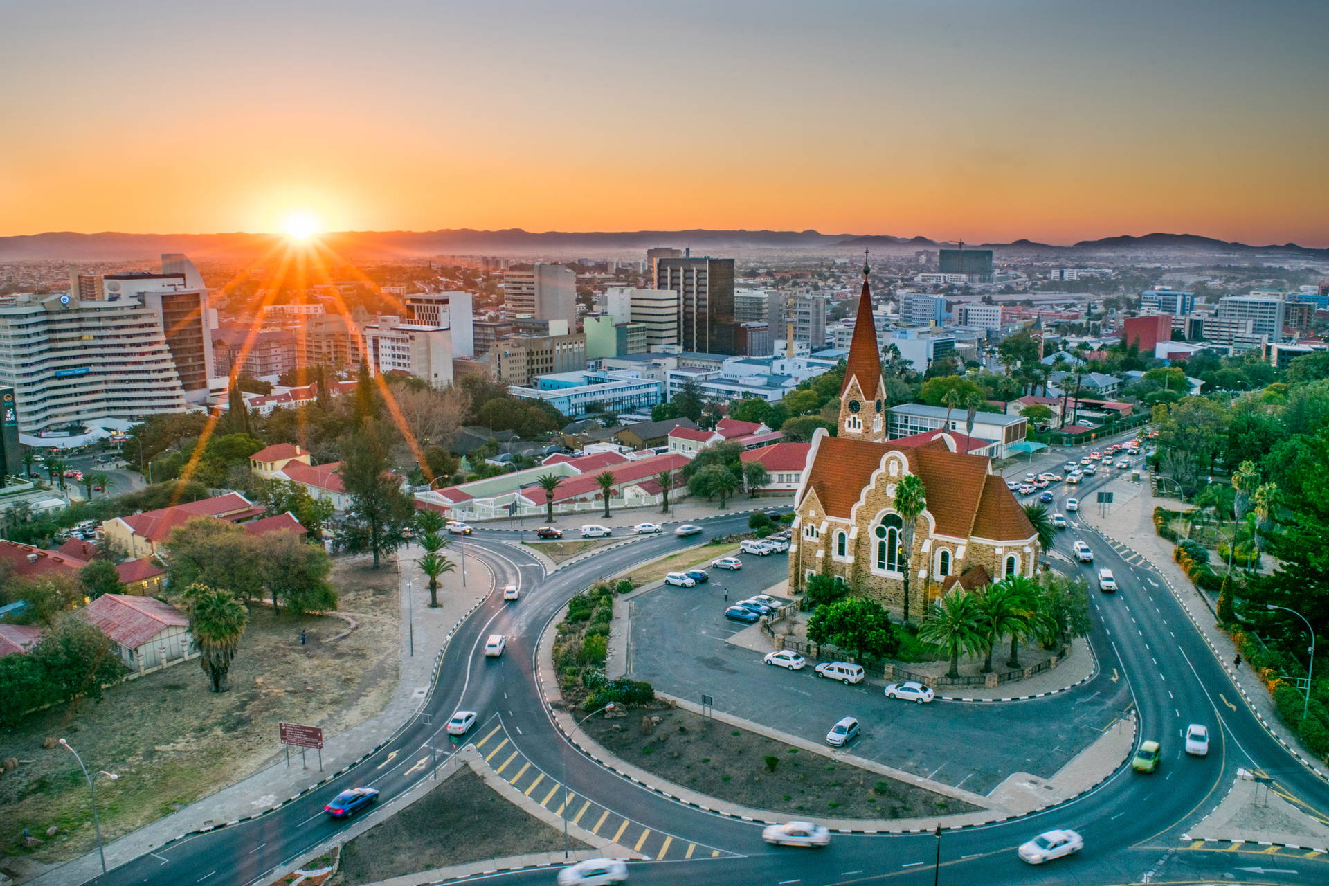 Christuskirche w Windhoek o wschodzie słońca – widok z lotu ptaka.