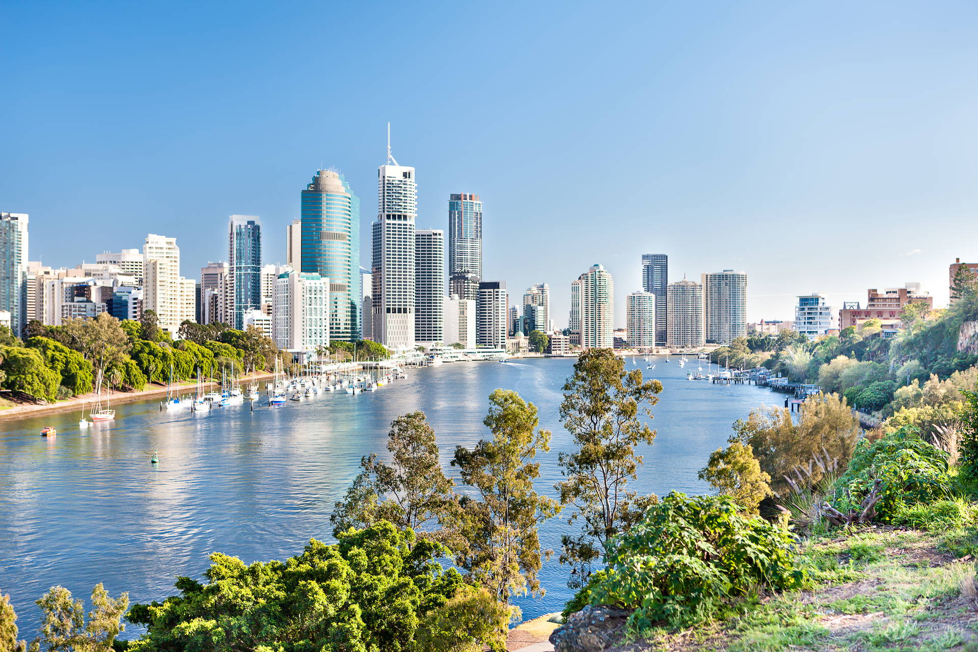 Panorama Brisbane w Australii z rzeką i wieżowcami.