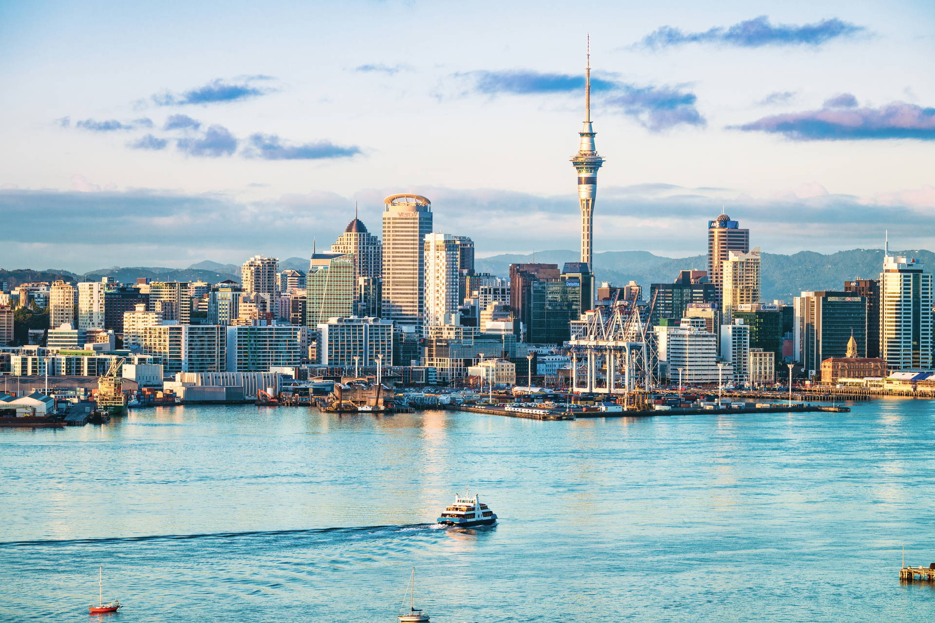 Panorama Auckland z wieżą Sky Tower i zatoką w tle.