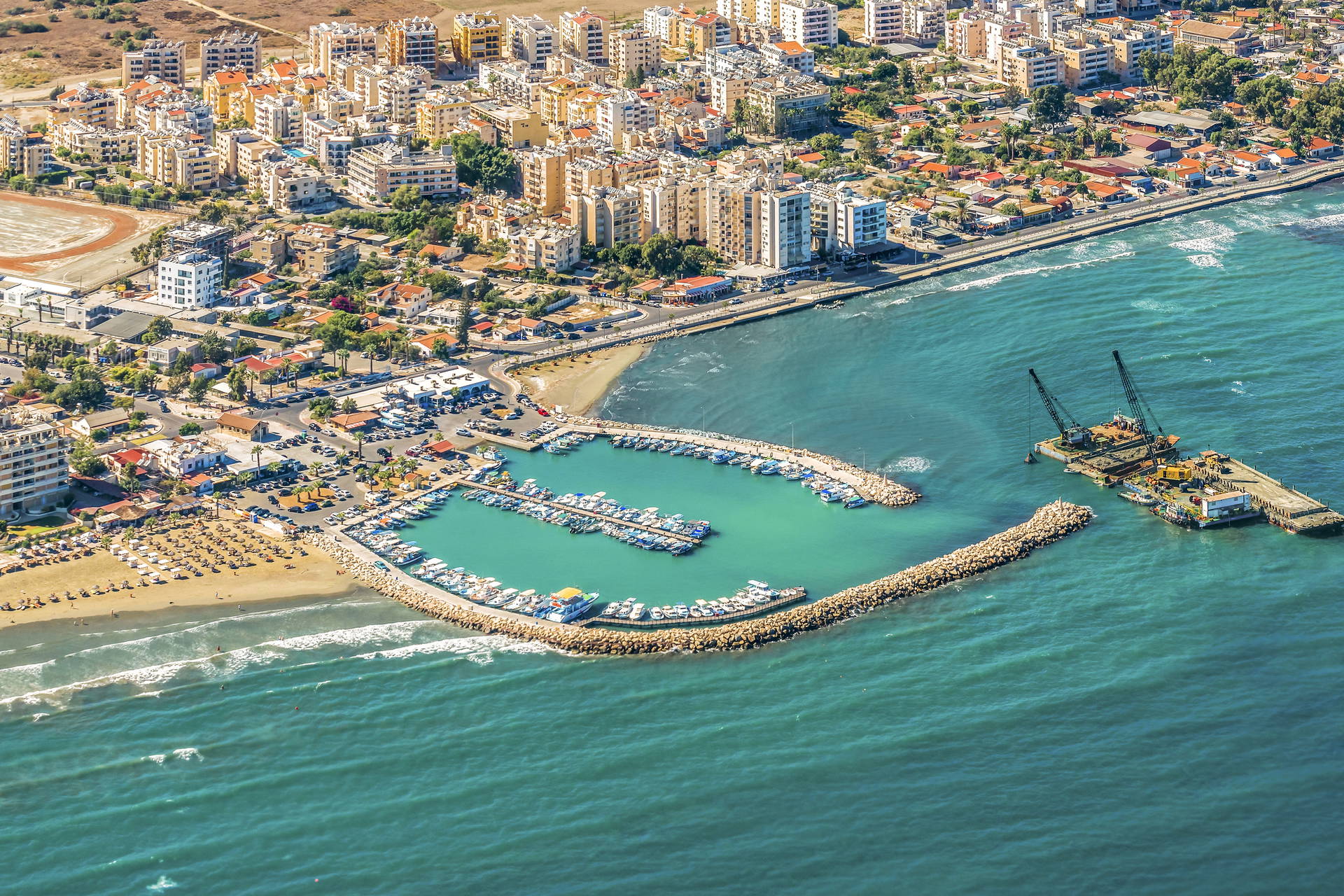 Port jachtowy w Paralimni na Cyprze z lotu ptaka.