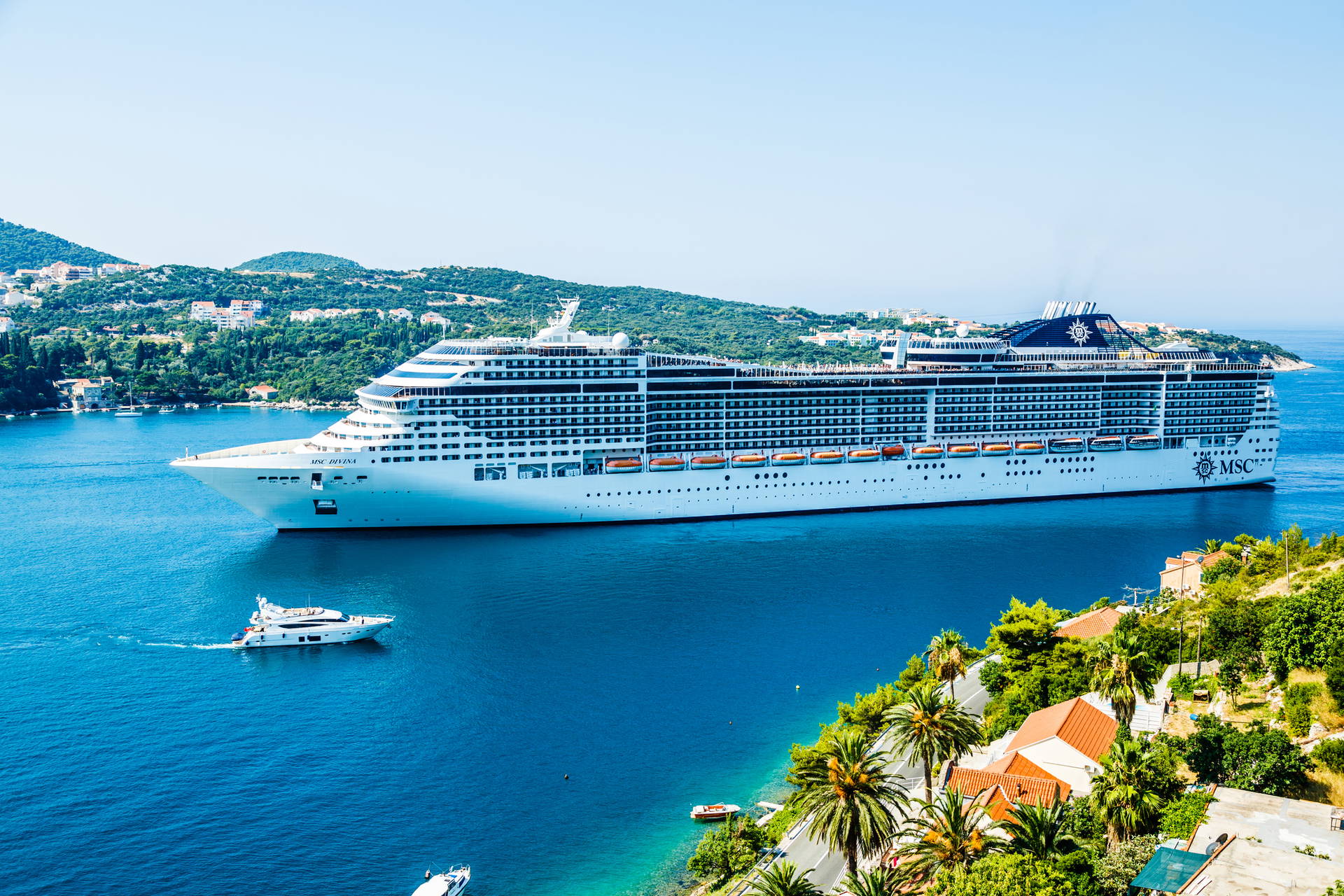 Duży statek wycieczkowy MSC Divina na tle błękitnego morza.