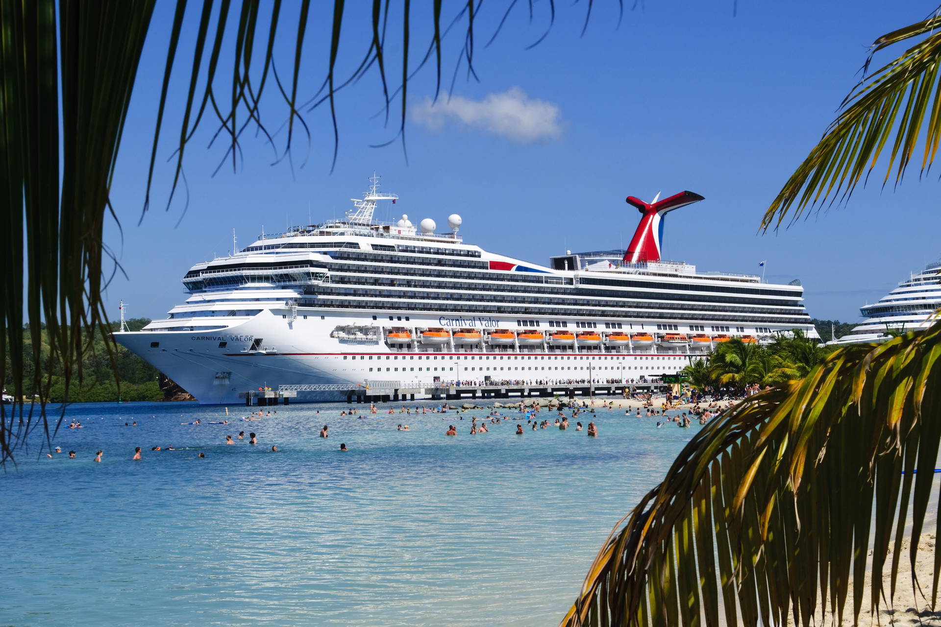 Biały statek wycieczkowy Carnival Valor na turkusowym morzu.