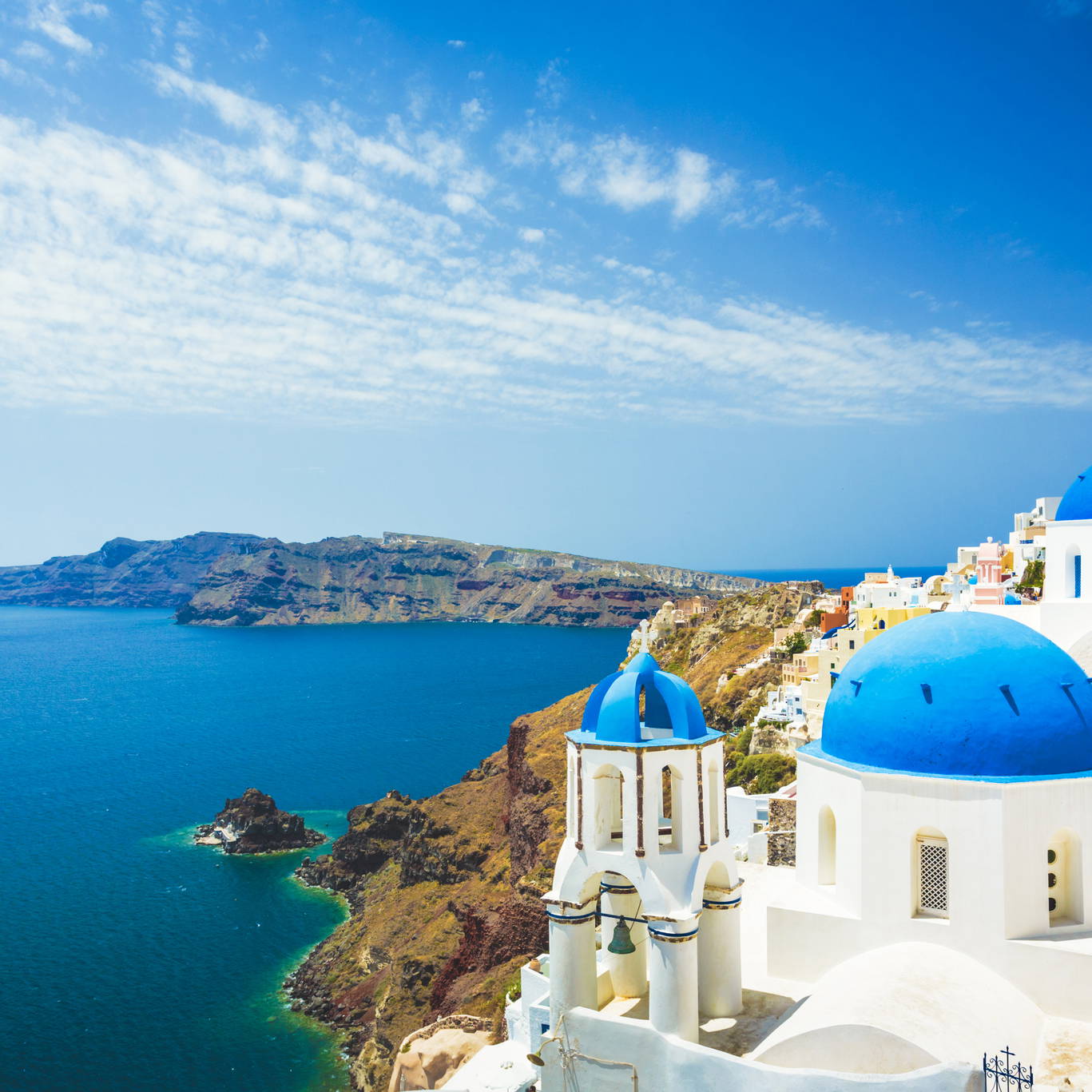 Białe budynki z niebieskimi kopułami na Santorini.
