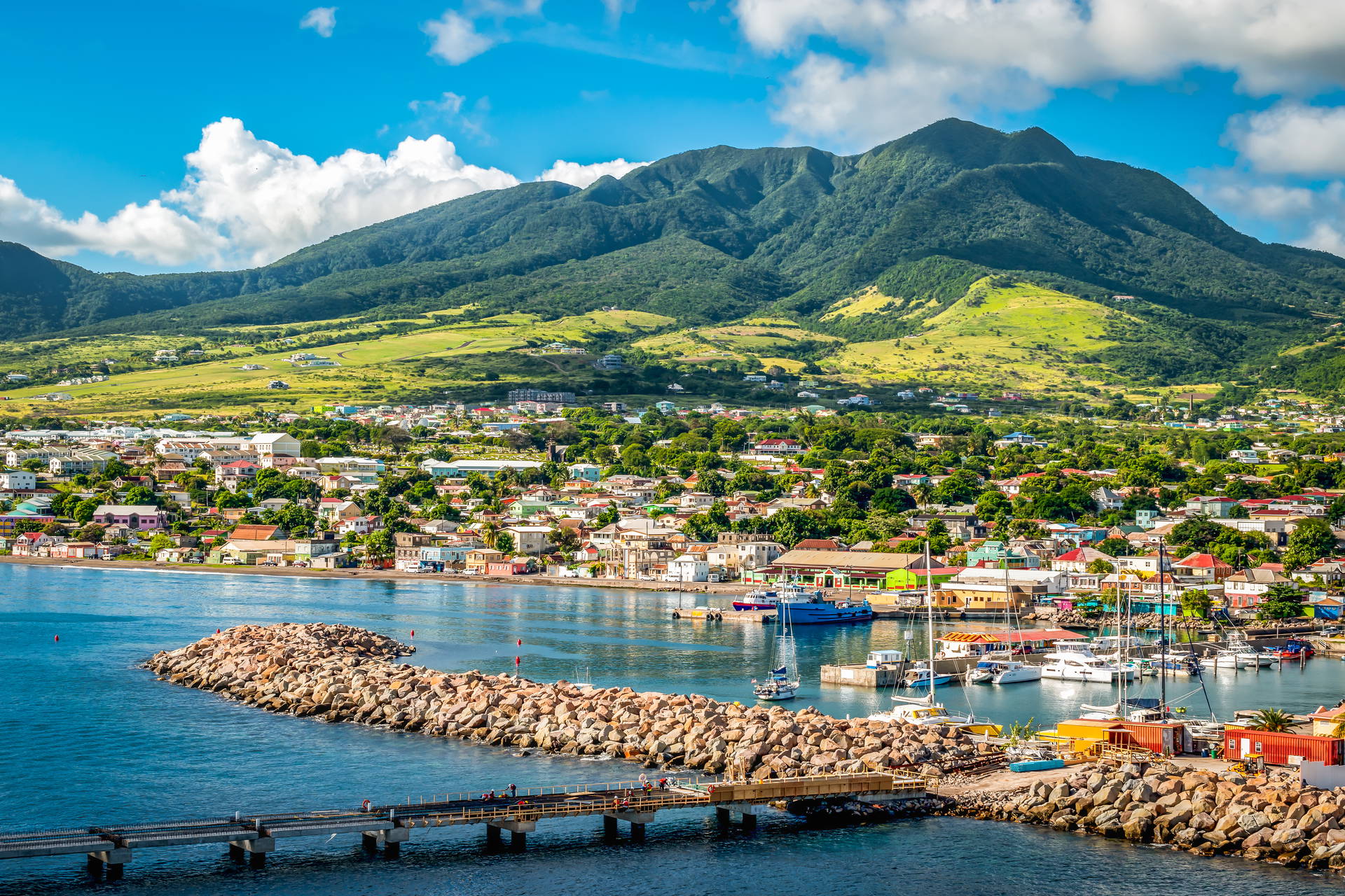 Widok na miasto, port i górę na wyspie Saint Kitts.