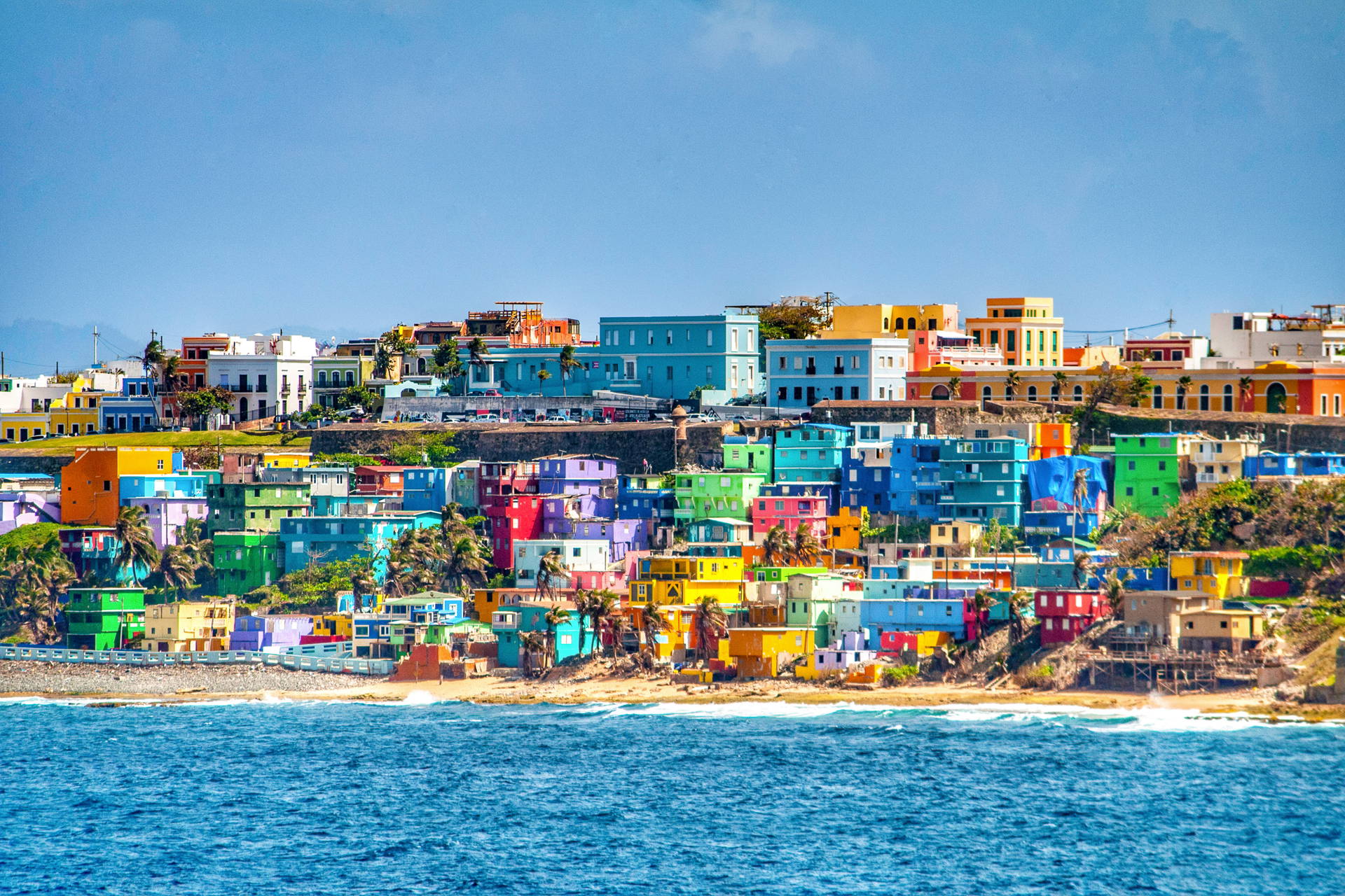 Kolorowe domy w La Perla w San Juan nad oceanem.