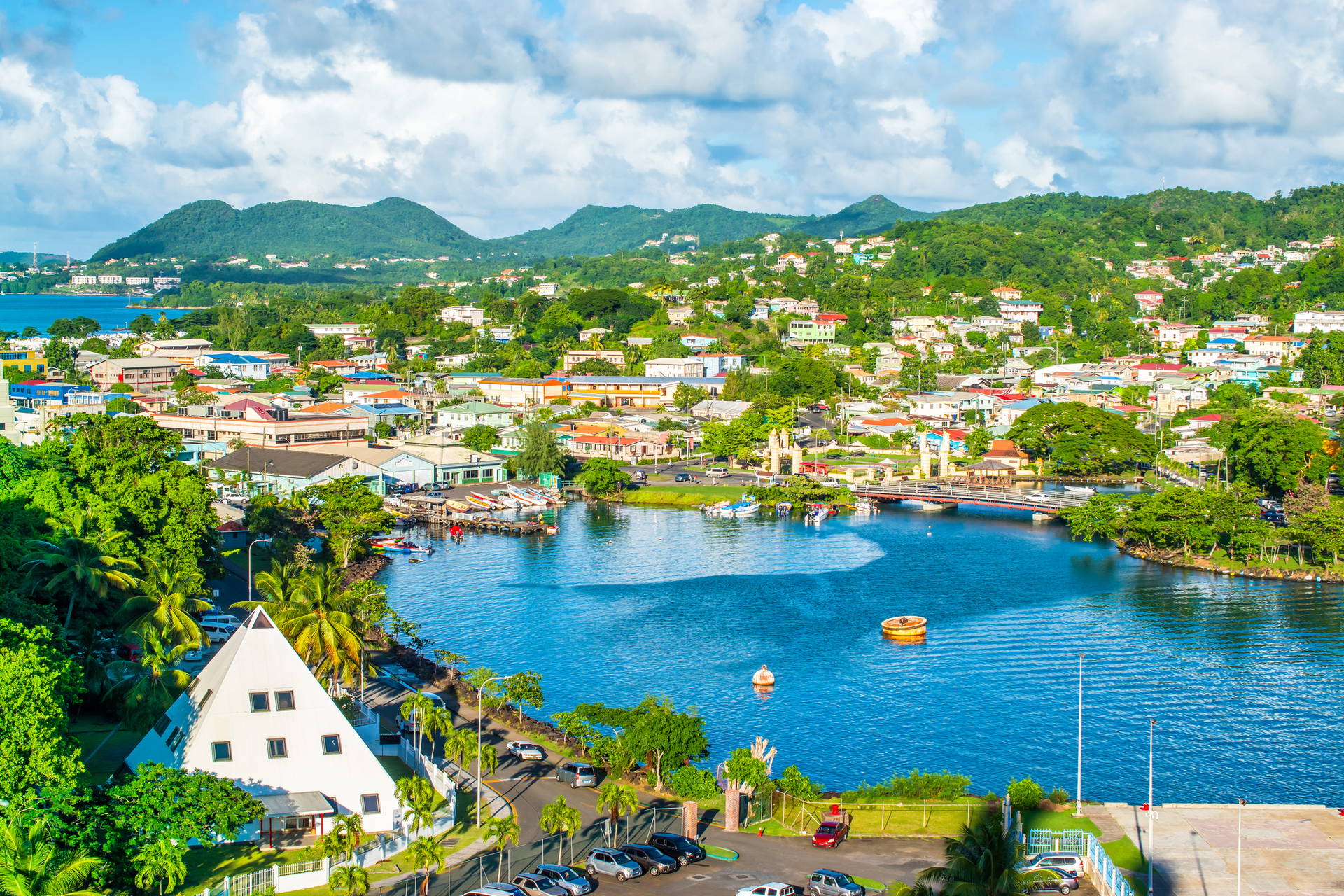 Widok na Castries, stolicę Saint Lucia, z budynkiem w kształcie piramidy.