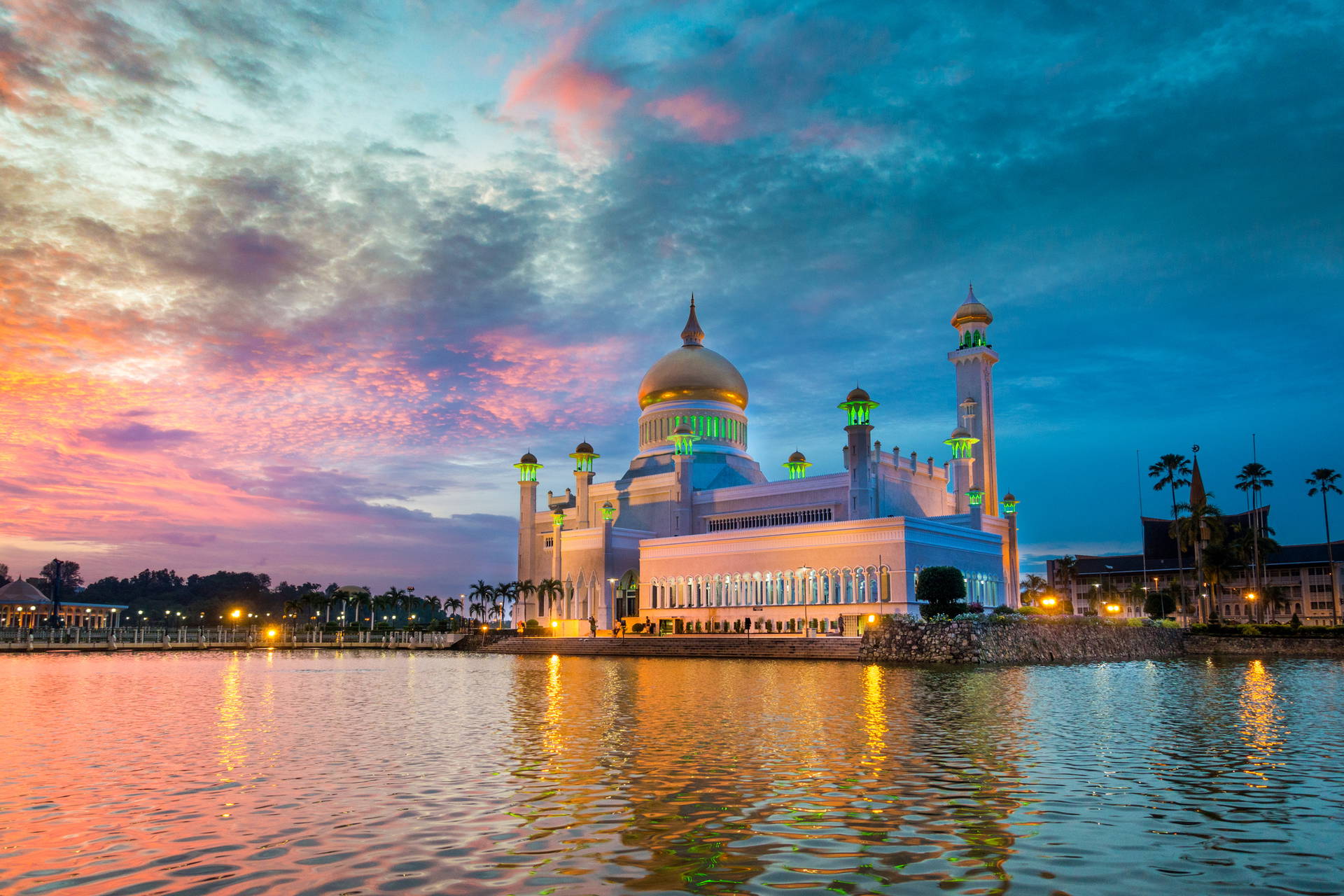 Meczet Omar Ali Saifuddien w Brunei o zmierzchu.