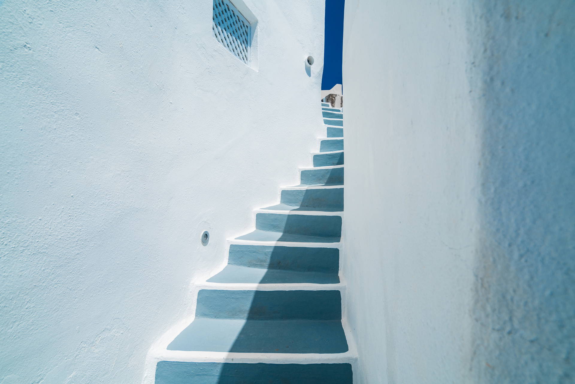 Biało-niebieskie schody na Santorini.