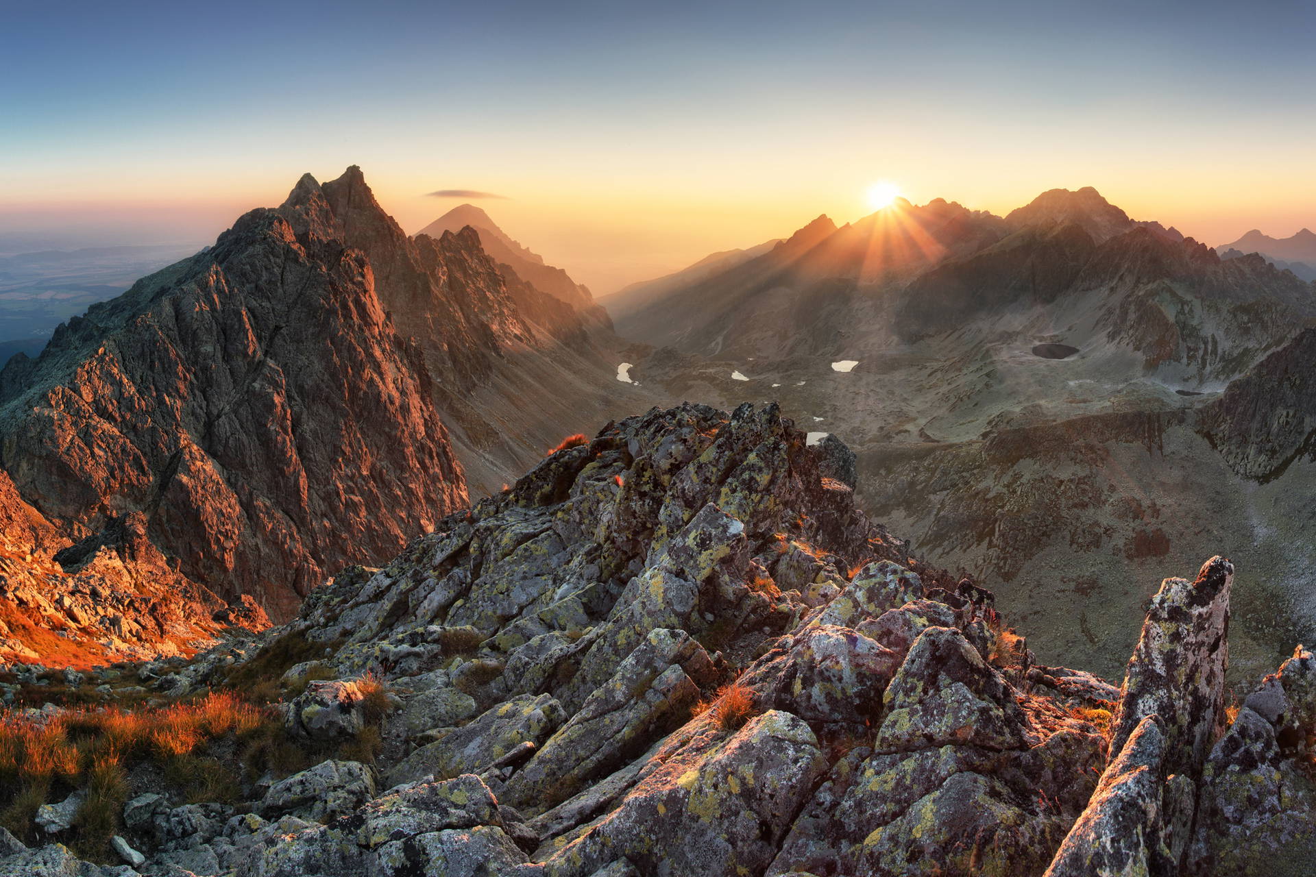 Panorama gór o wschodzie słońca.