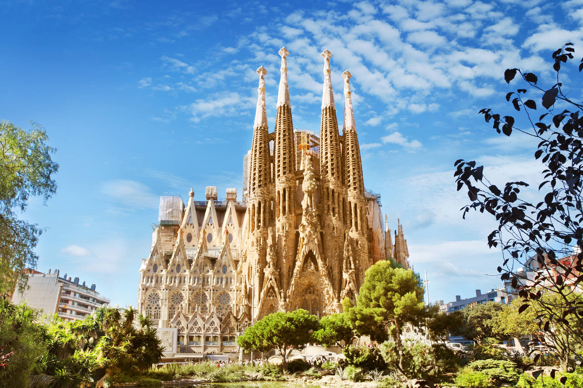 Sagrada Familia w Barcelonie na tle błękitnego nieba.