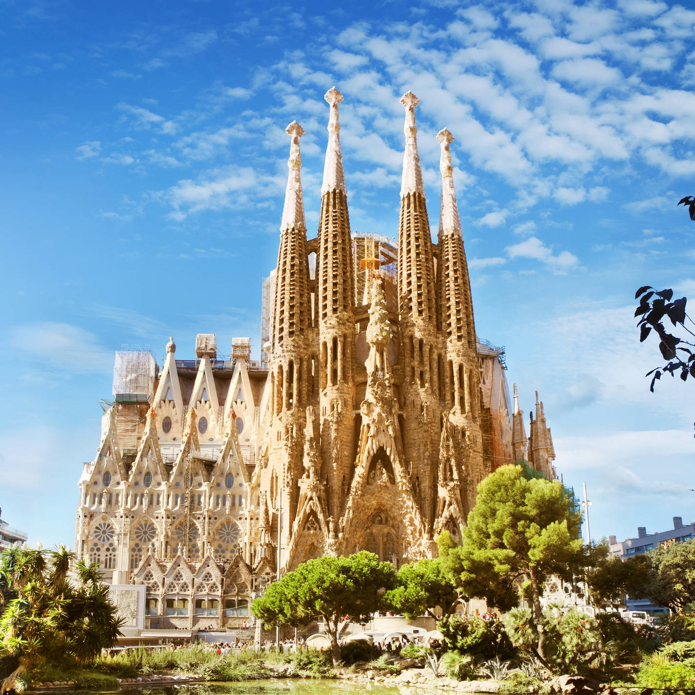 Sagrada Familia w Barcelonie na tle błękitnego nieba.