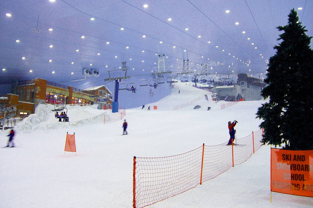 Wnętrze Ski Dubai: narciarze, wyciągi i sztuczne oświetlenie.