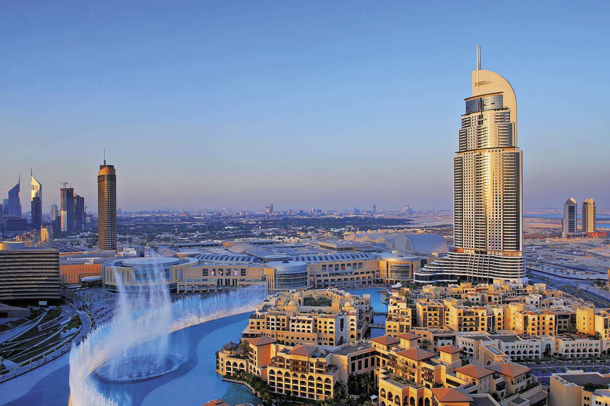 Panorama Dubaju z Burdż Chalifa i fontannami w tle.