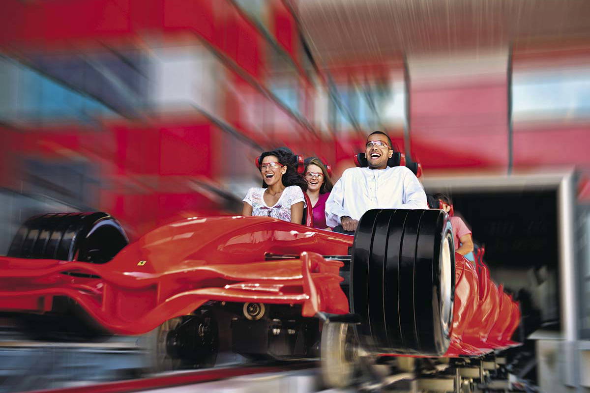 Grupa osób w szybkiej kolejce w Ferrari World w Abu Zabi.