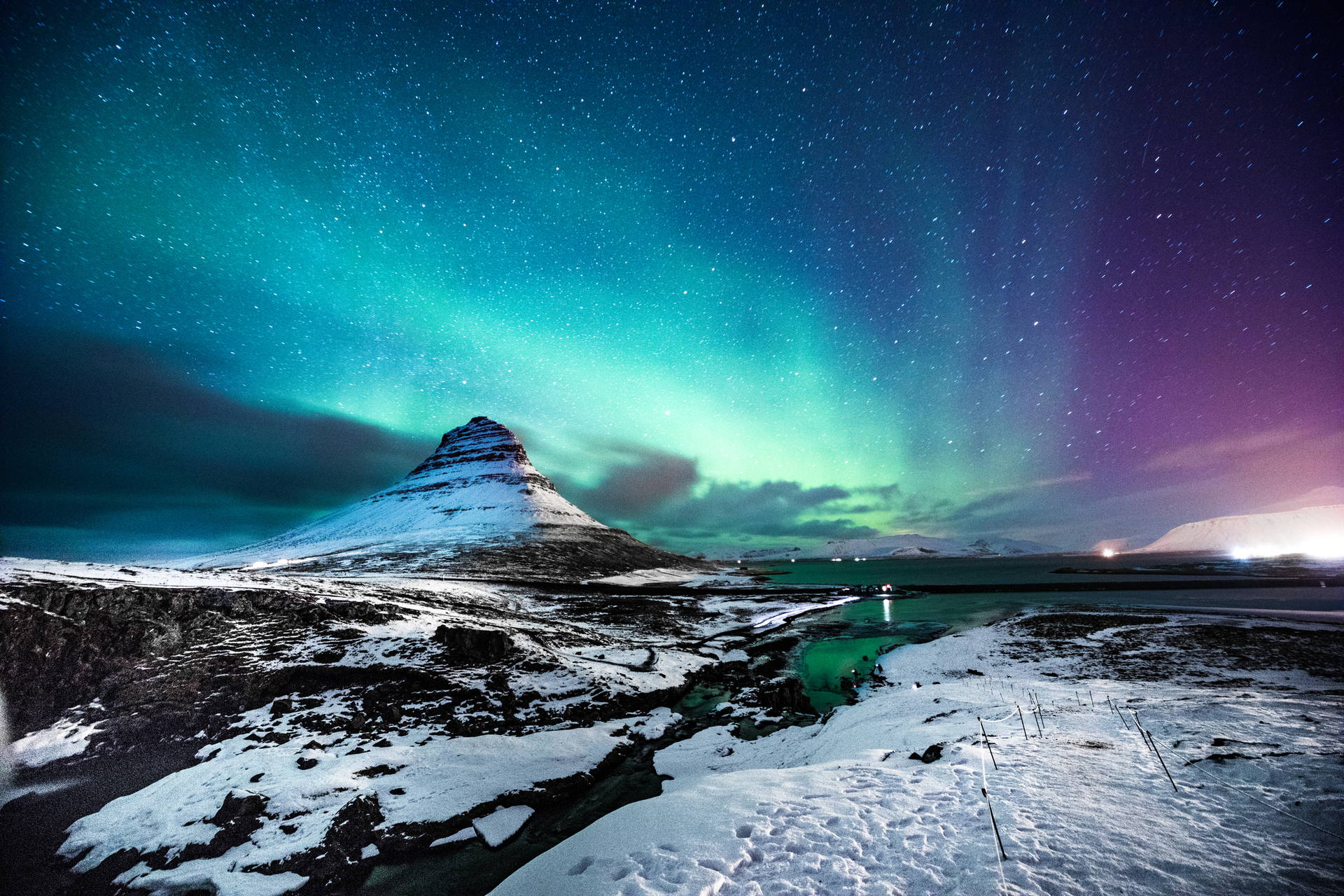 Góra Kirkjufell oświetlona zorzą polarną.