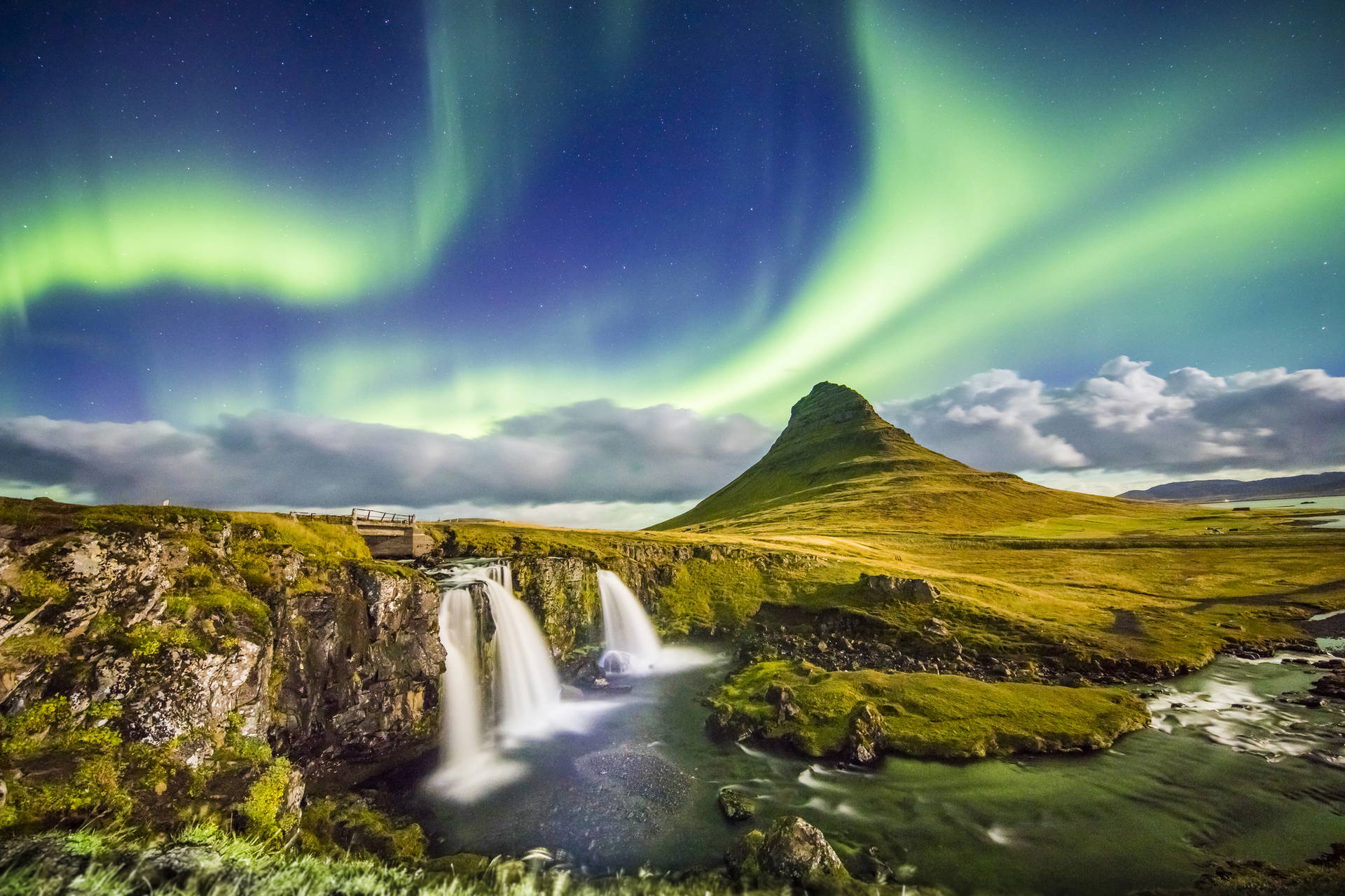 Krajobraz Islandii z górą Kirkjufell pod zorzą polarną.