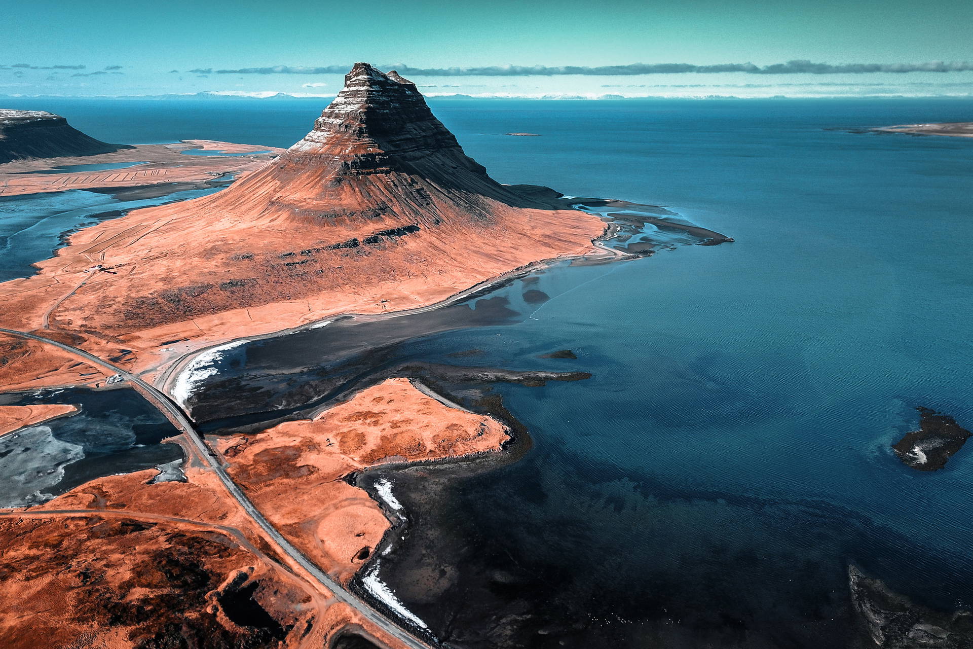 Krajobraz Islandii z górą Kirkjufell nad morzem.