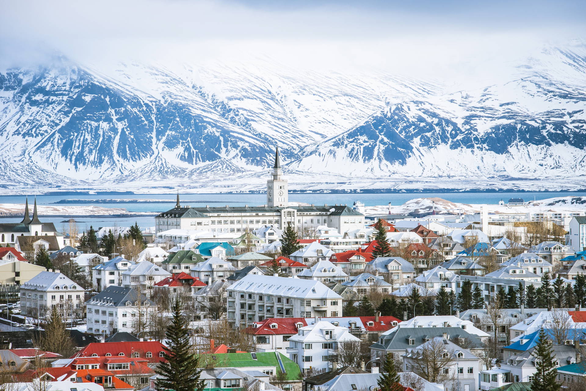 Widok na Reykjavik i góry w Islandii.