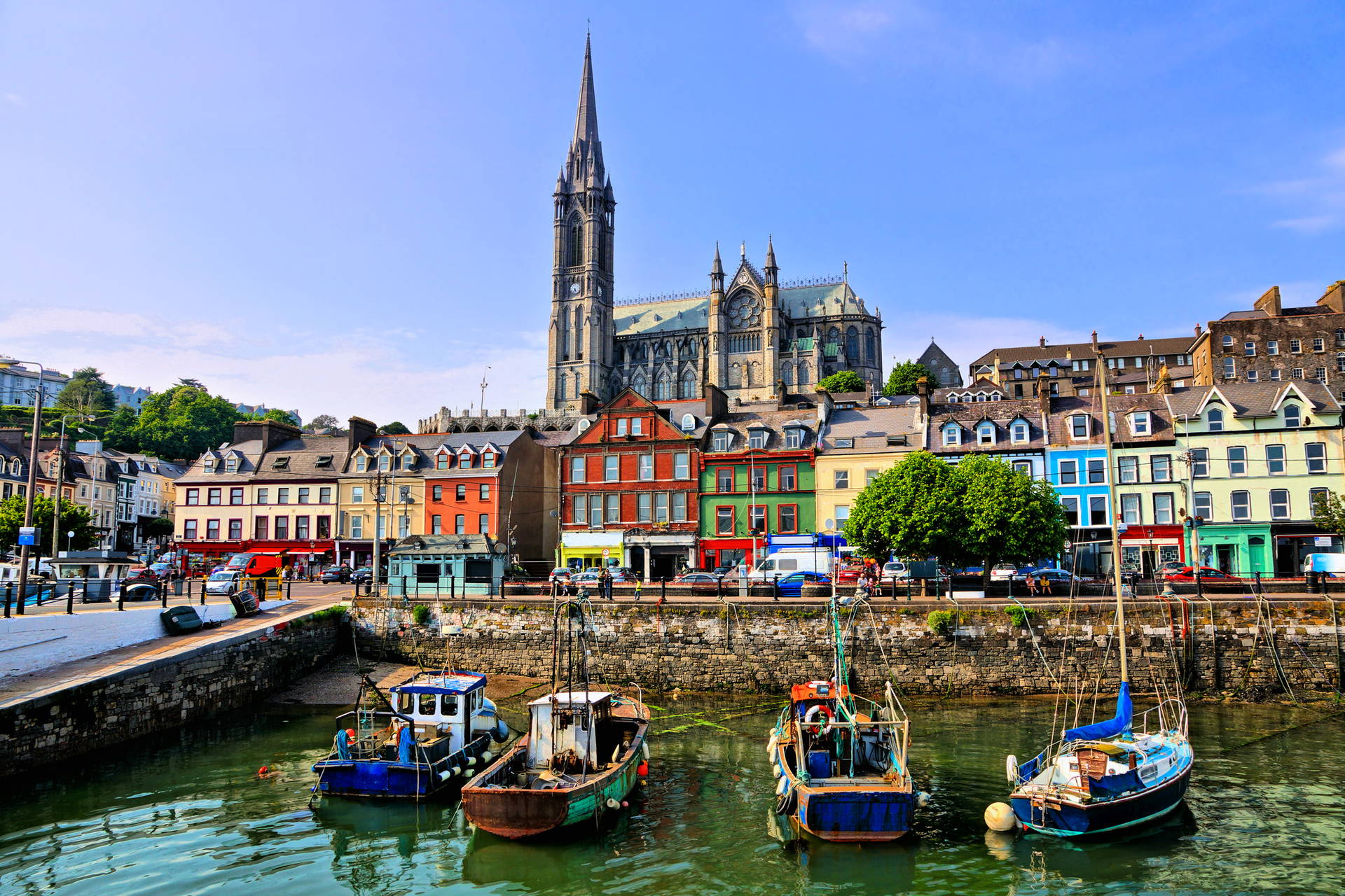 Katedra w Cobh, Irlandia, widoczna znad nabrzeża z łodziami.