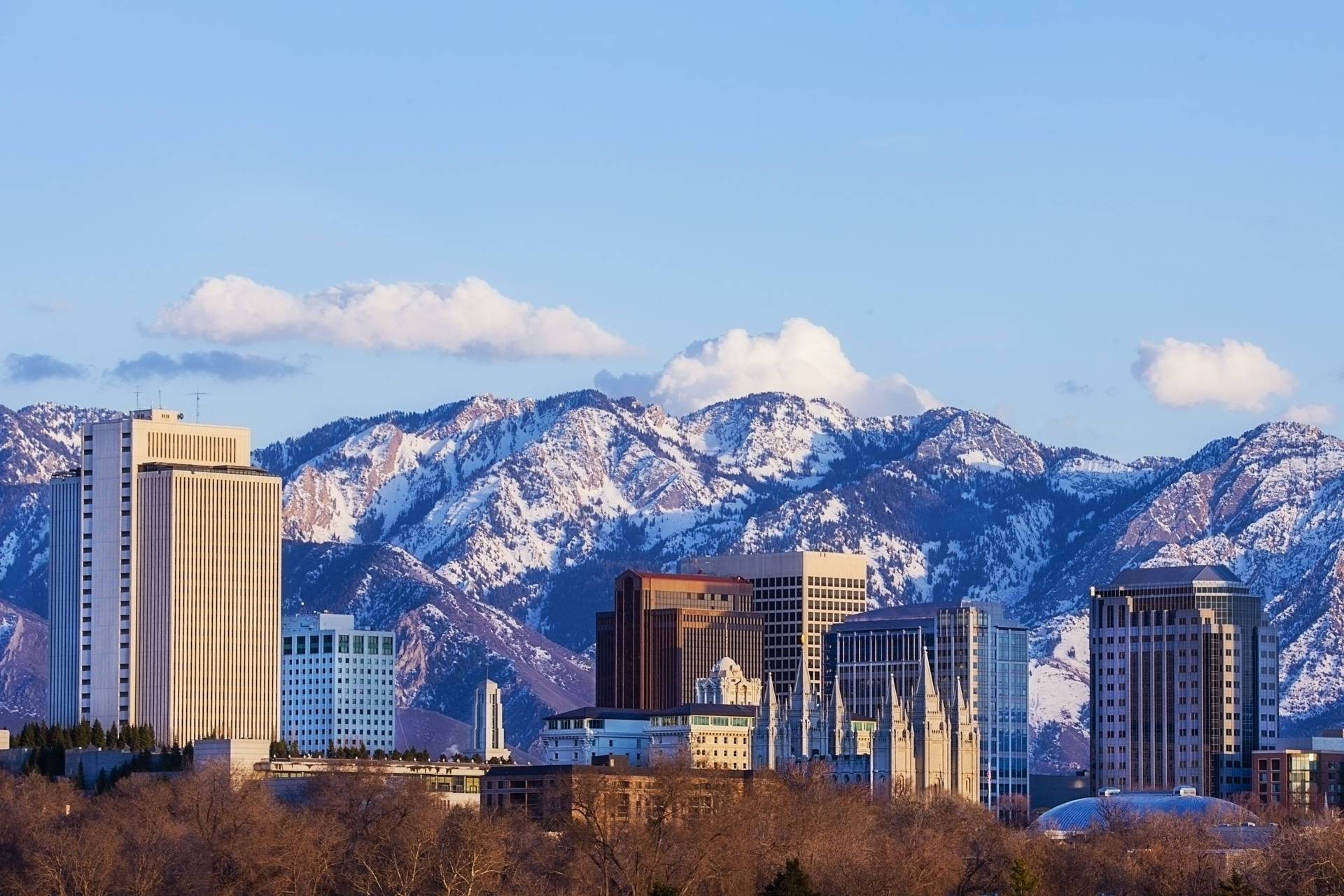 Panorama Salt Lake City na tle ośnieżonych gór.