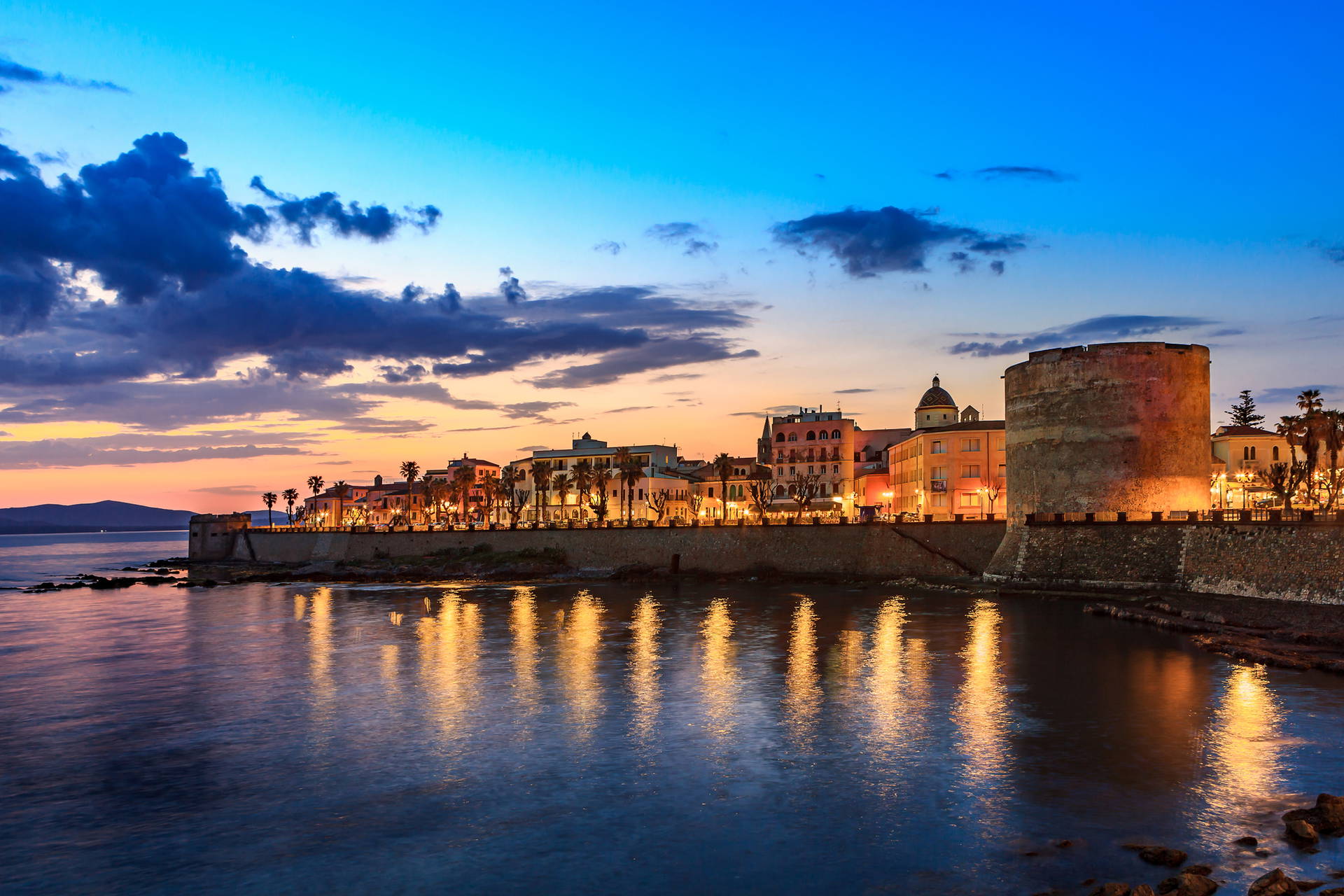 Panorama Alghero o zmierzchu.