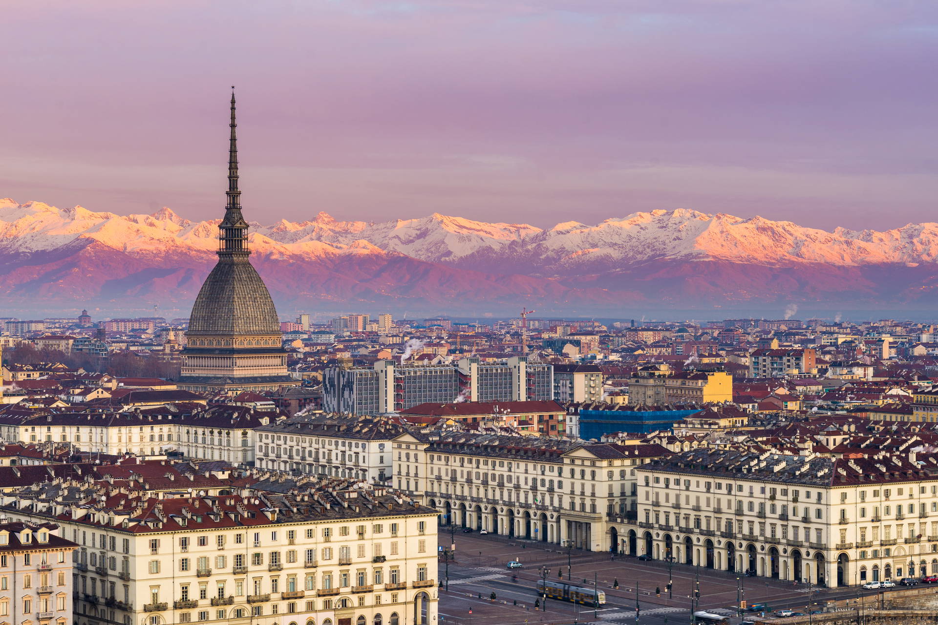 Panorama Turynu z Mole Antonelliana i Alpami w tle.
