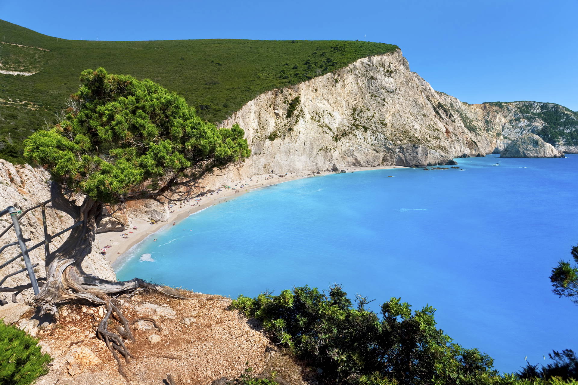 Plaża Porto Katsiki w Grecji widziana z klifu.
