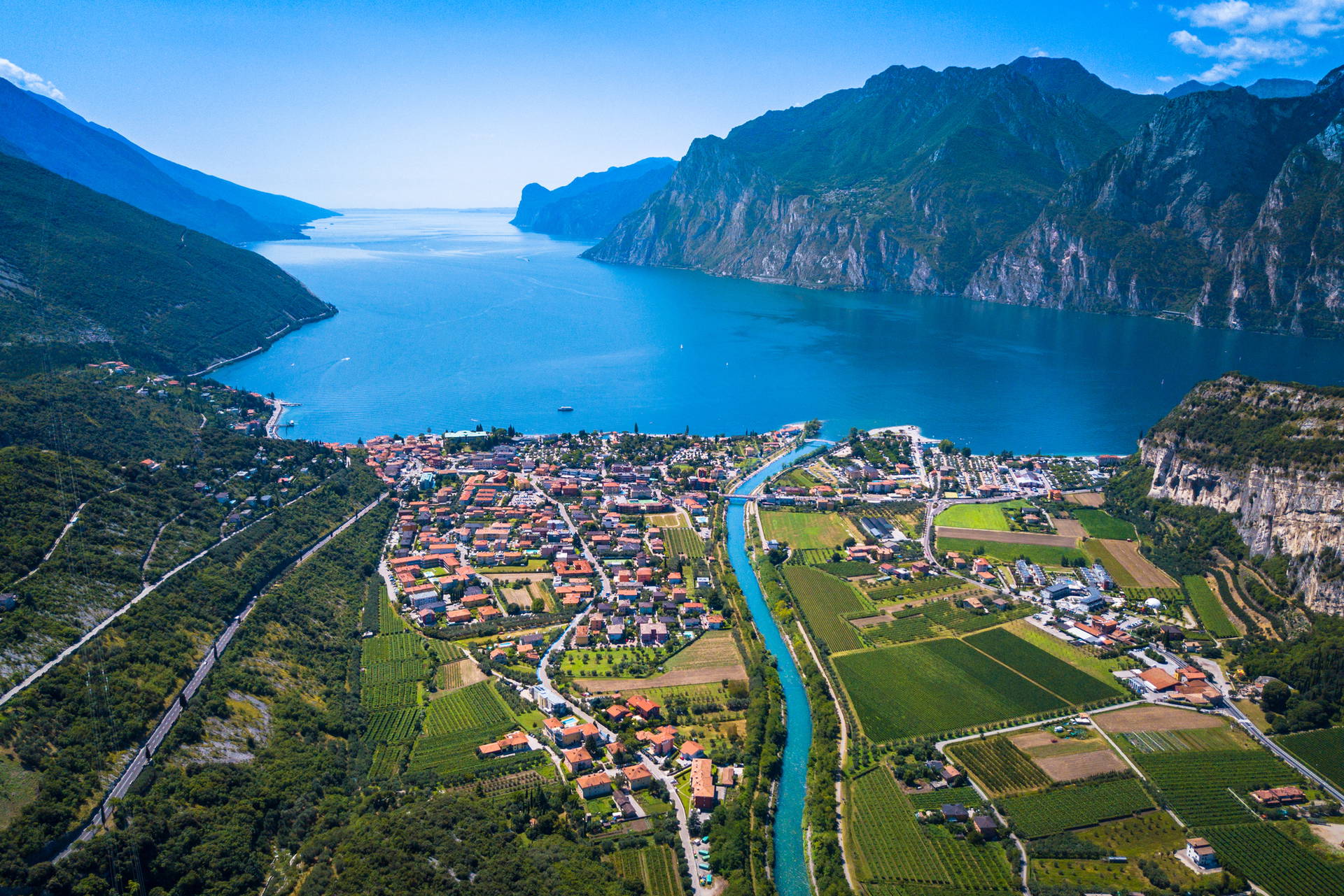 Widok z lotu ptaka na miasteczko Riva del Garda nad jeziorem Garda.