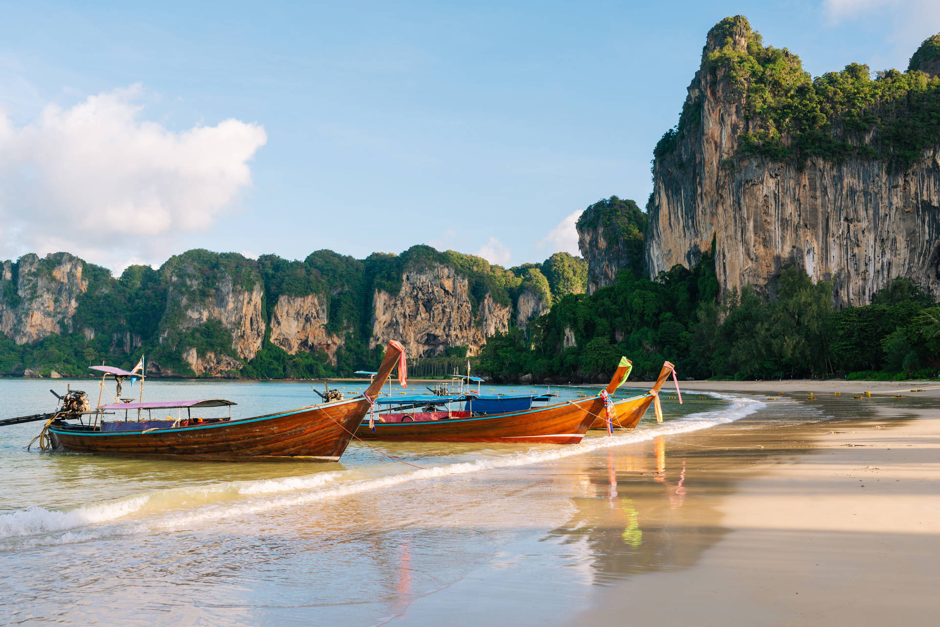 Trzy łodzie na plaży Railay, Tajlandia.