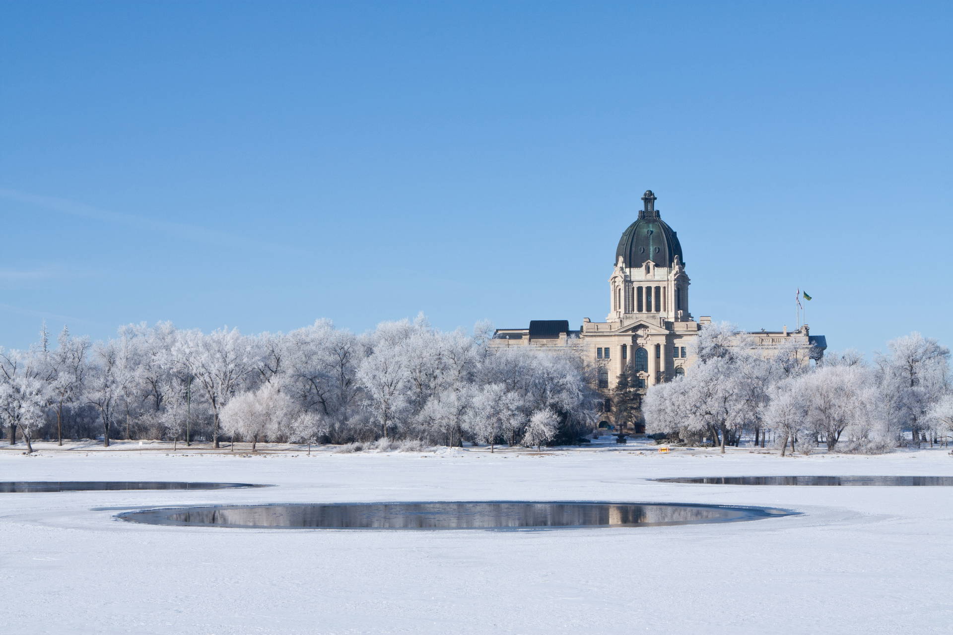 Zimowy krajobraz. W tle budynek Parlamentu Manitoba.