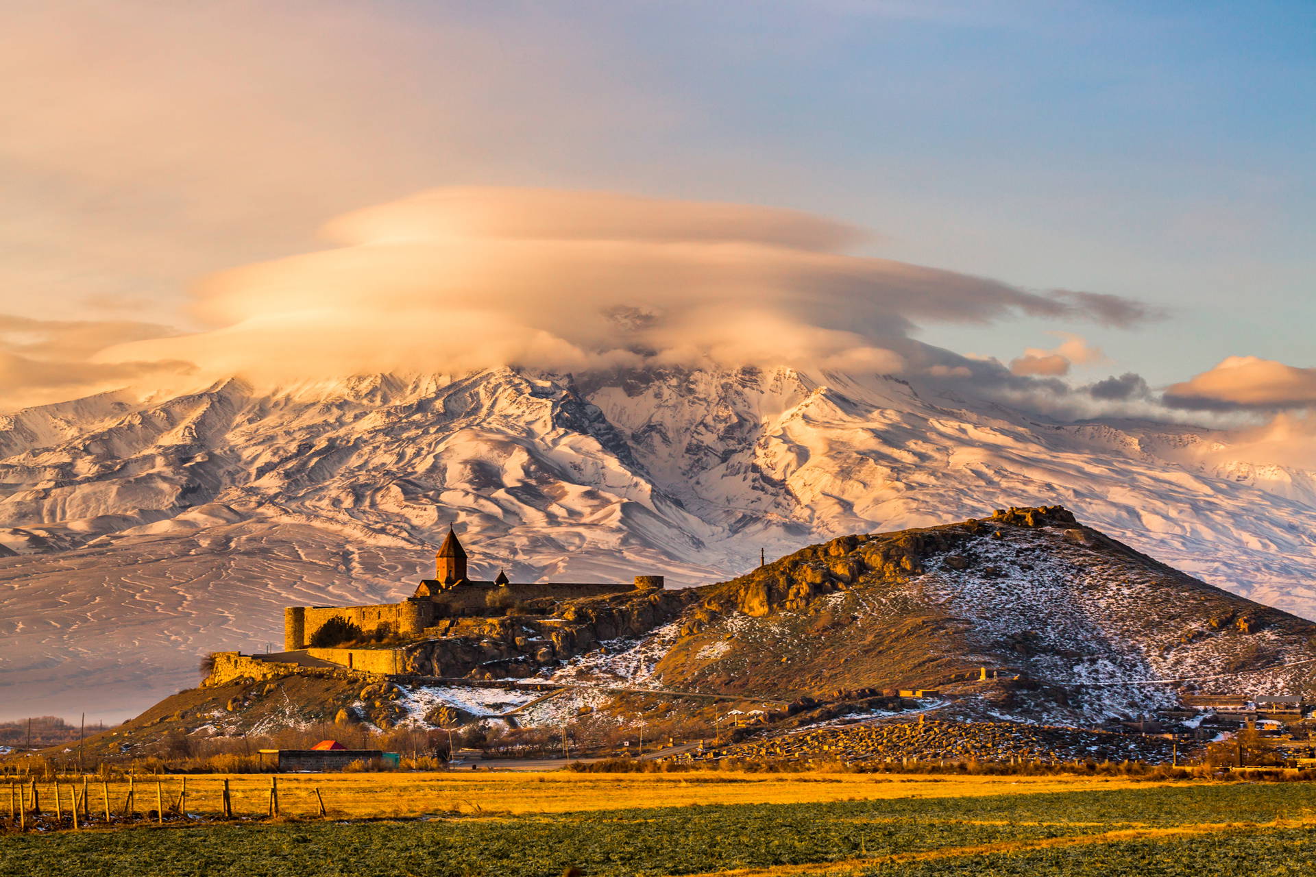 Klasztor Chor Wirap z górą Ararat w tle, Armenia.