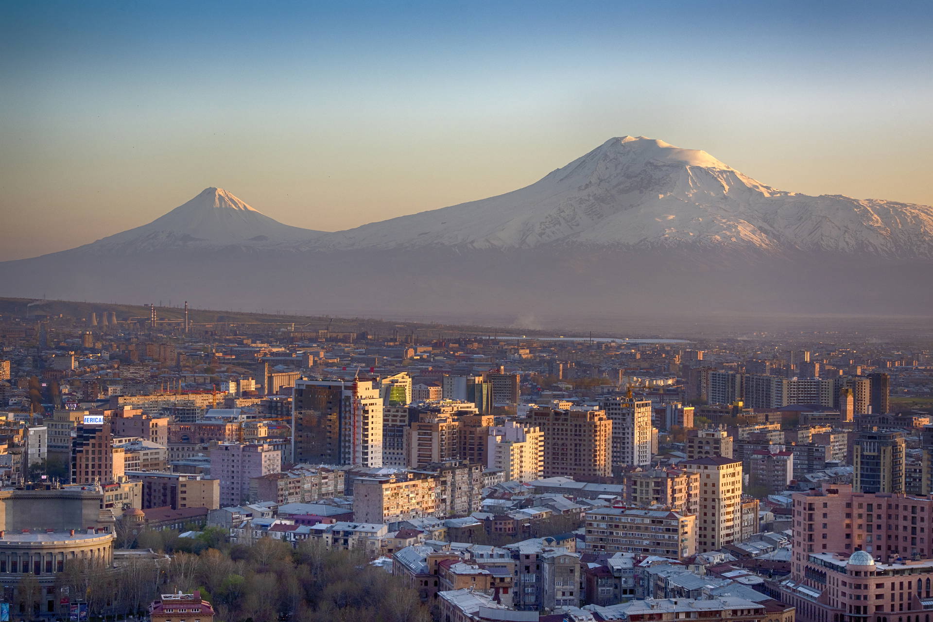 Panorama Erywania z górą Ararat w tle.