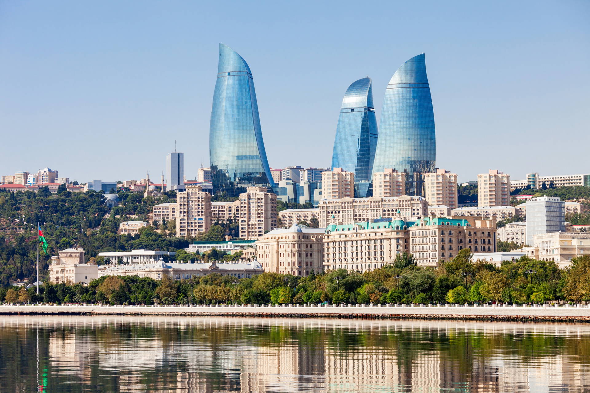 Panorama Baku z widokiem na wieżowce Flame Towers i nabrzeże Morza Kaspijskiego.