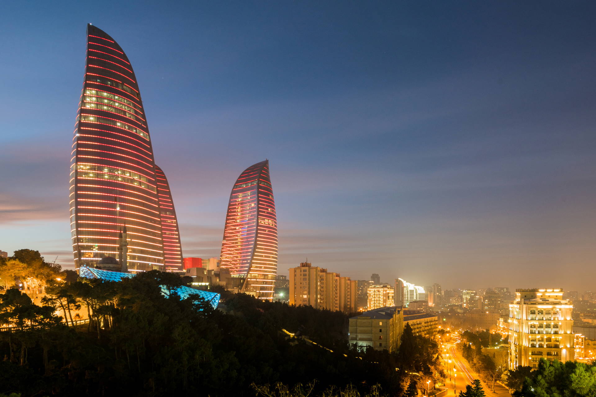 Nocny widok na Baku i wieże Flame Towers.