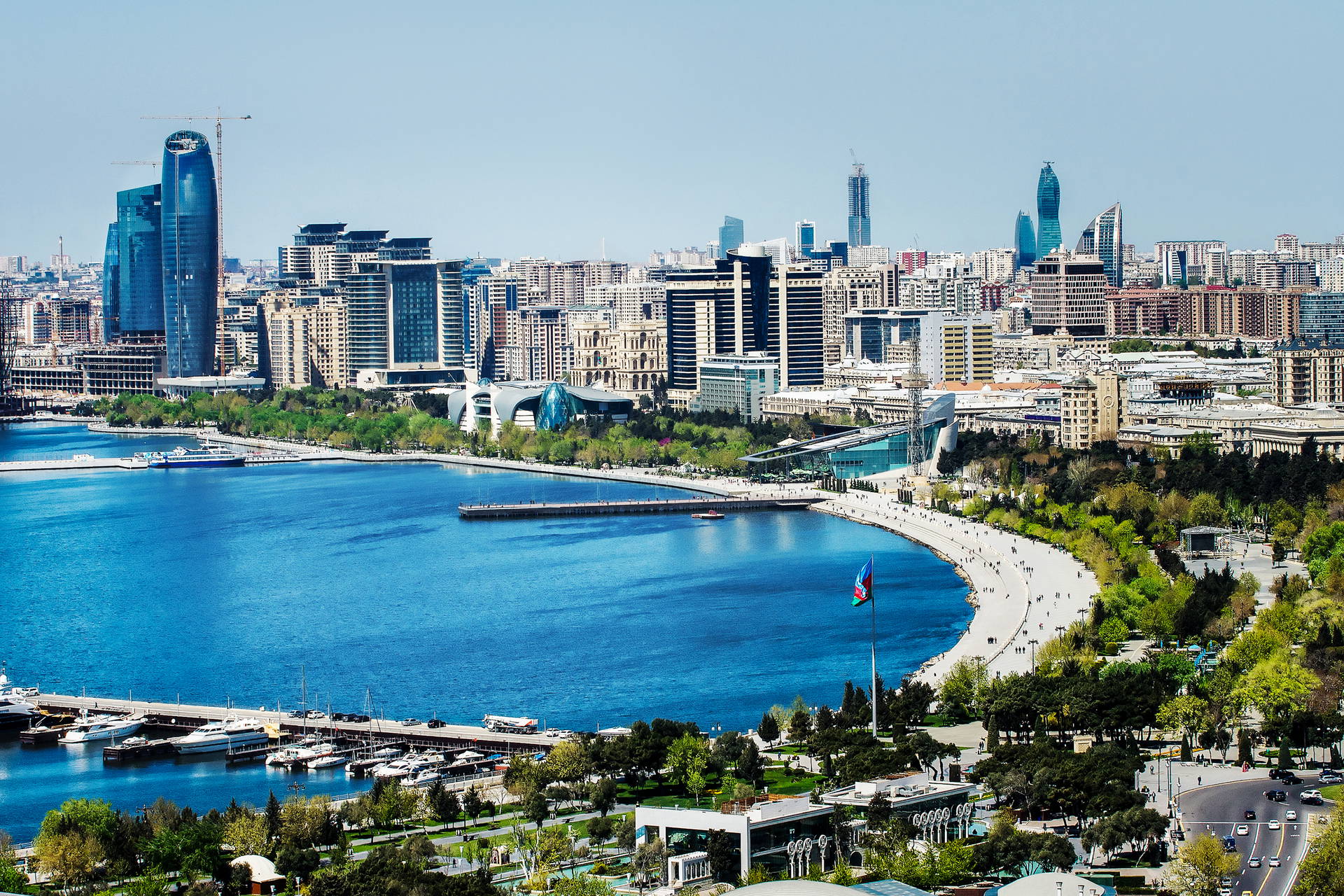 Panorama Baku: miasto, zatoka i nadmorski bulwar.