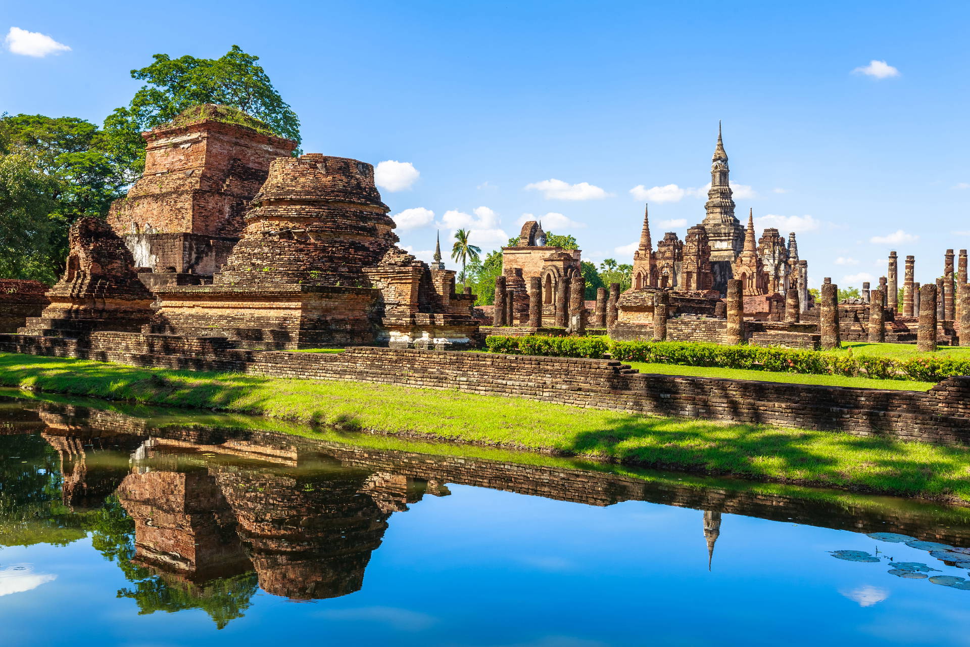 Ruiny świątyni Wat Mahathat w Sukhothai, Tajlandia.