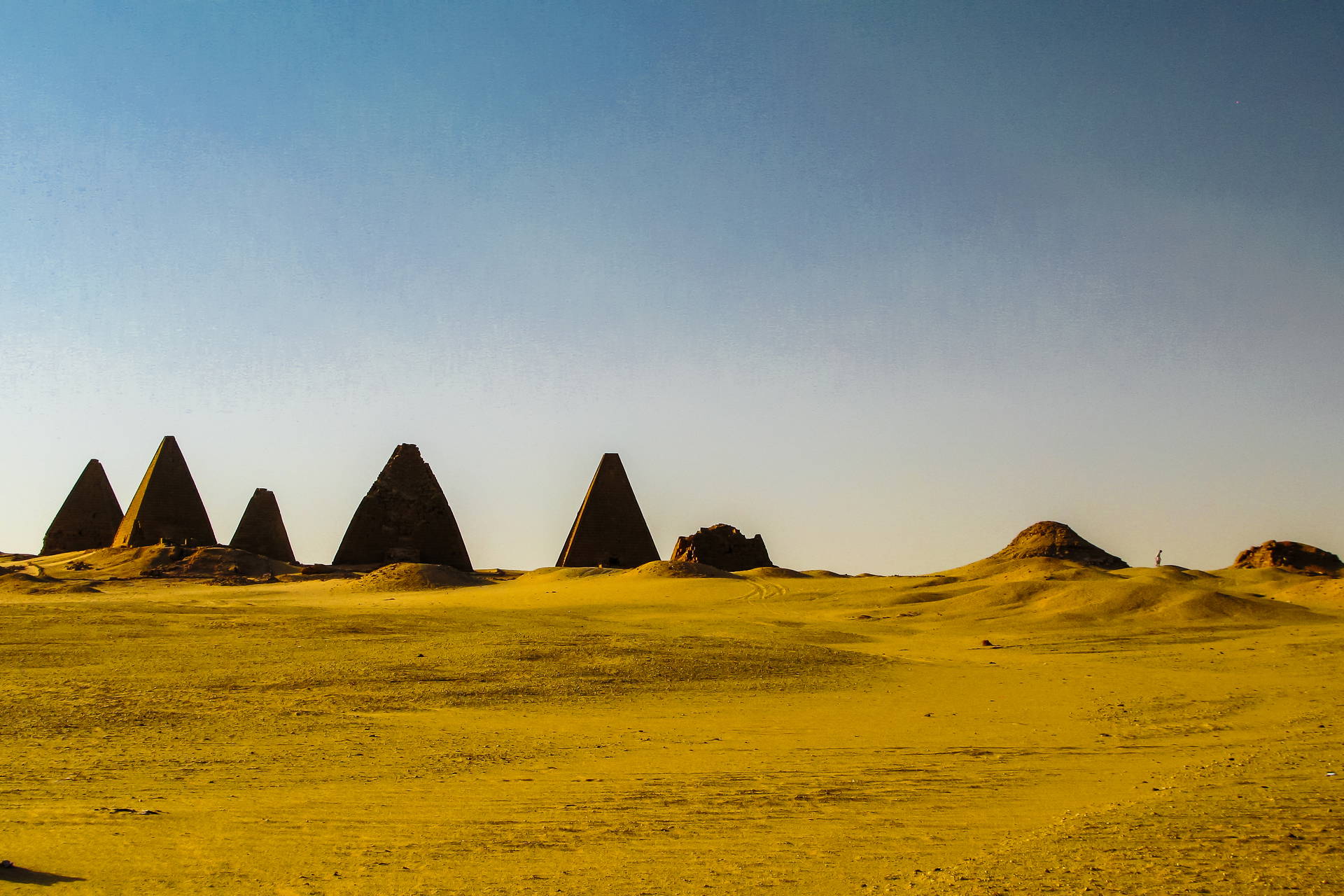 Piramidy w Meroe na tle błękitnego nieba.