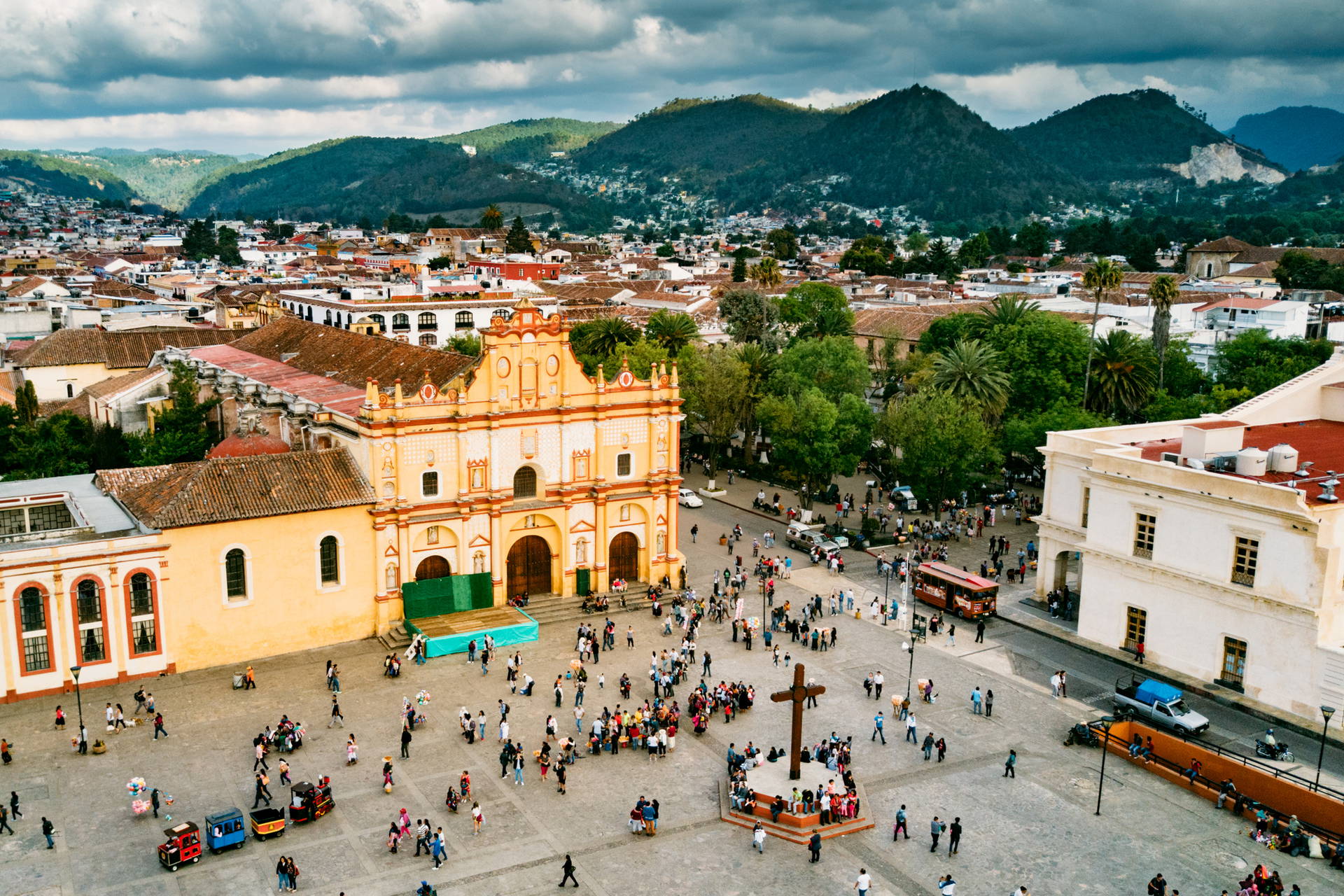 San Cristóbal de las Casas w Meksyku z lotu ptaka. Widoczny kościół, plac i góry.