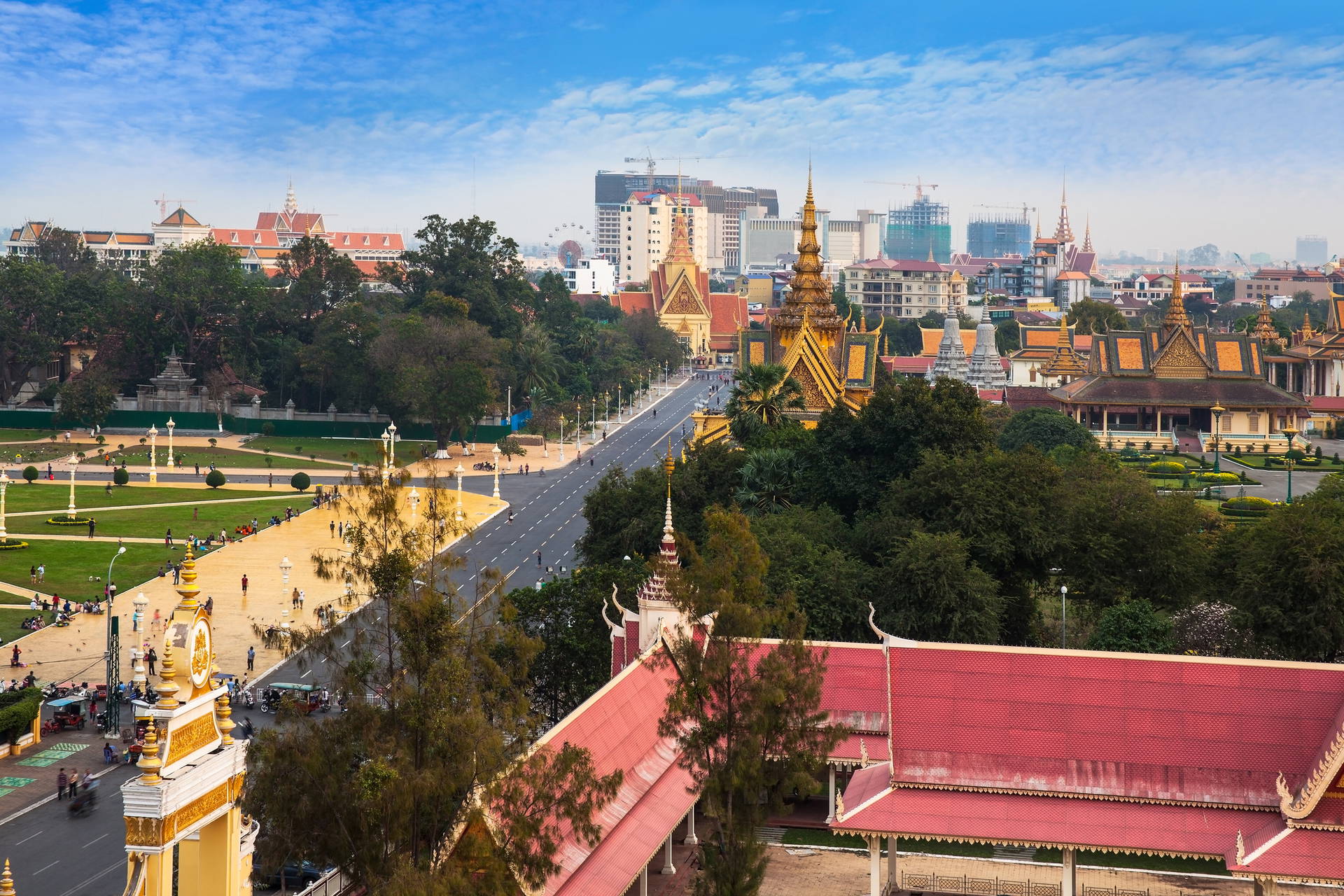 Panorama Phnom Penh z Pałacem Królewskim w tle.