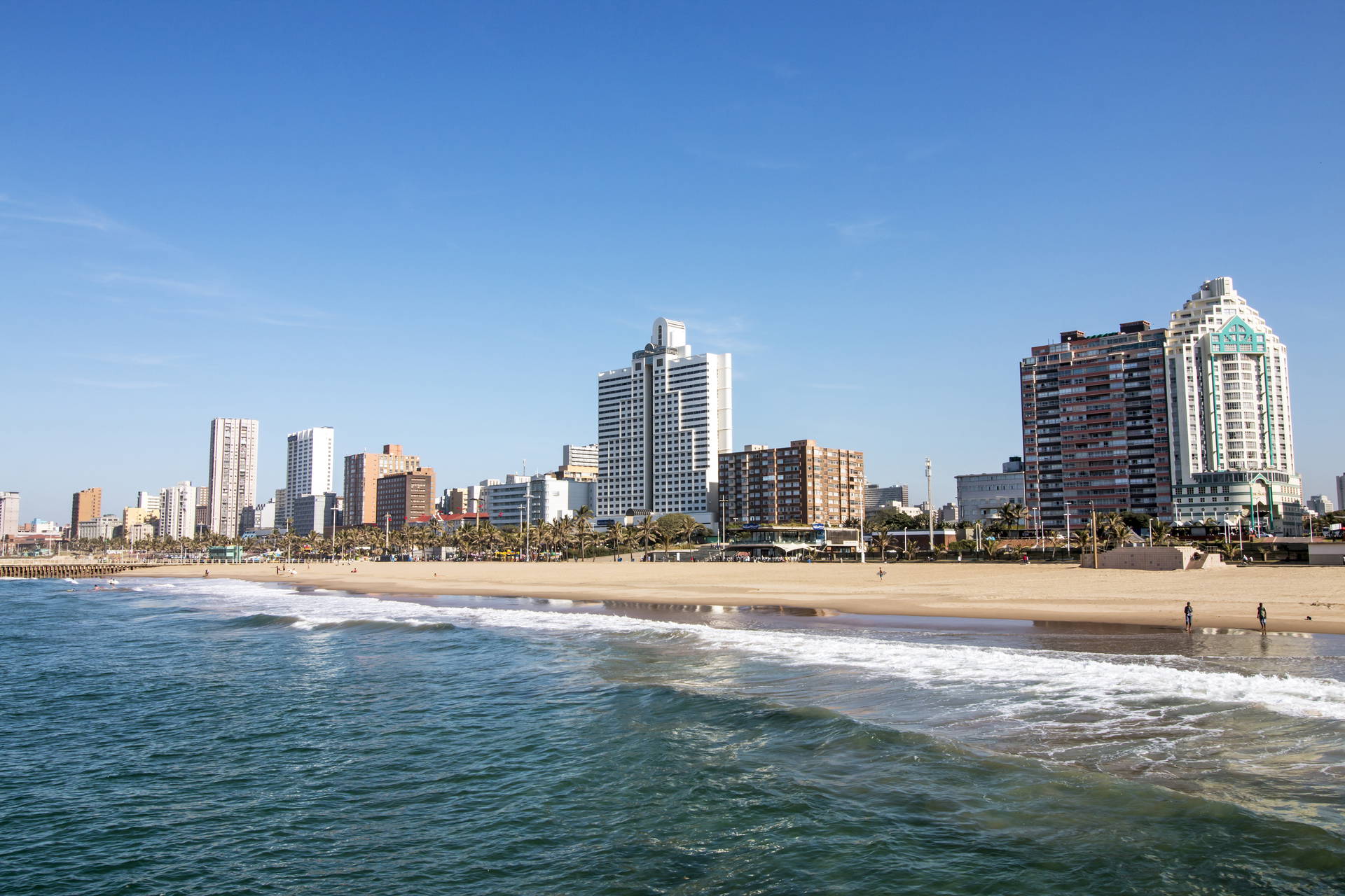 Panorama plaży w Durbanie w RPA z wysokimi budynkami w tle.