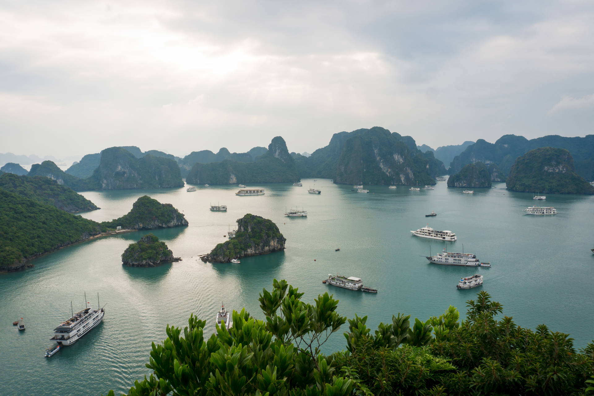 Widok na Zatokę Ha Long z łodziami i wyspami.
