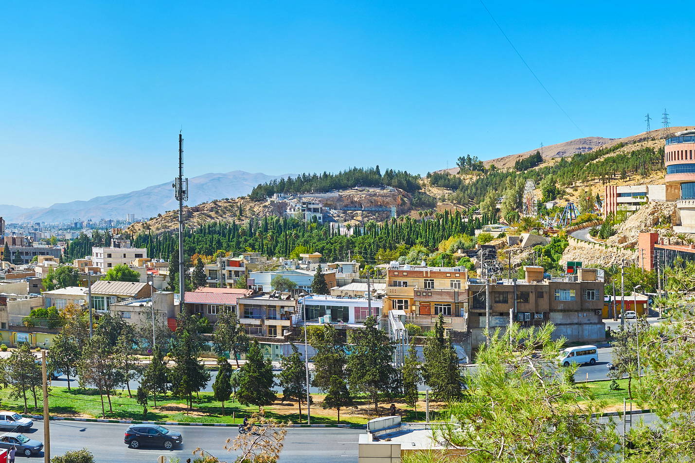 Panoramiczny widok na Teheran z hotelem na wzgórzu.