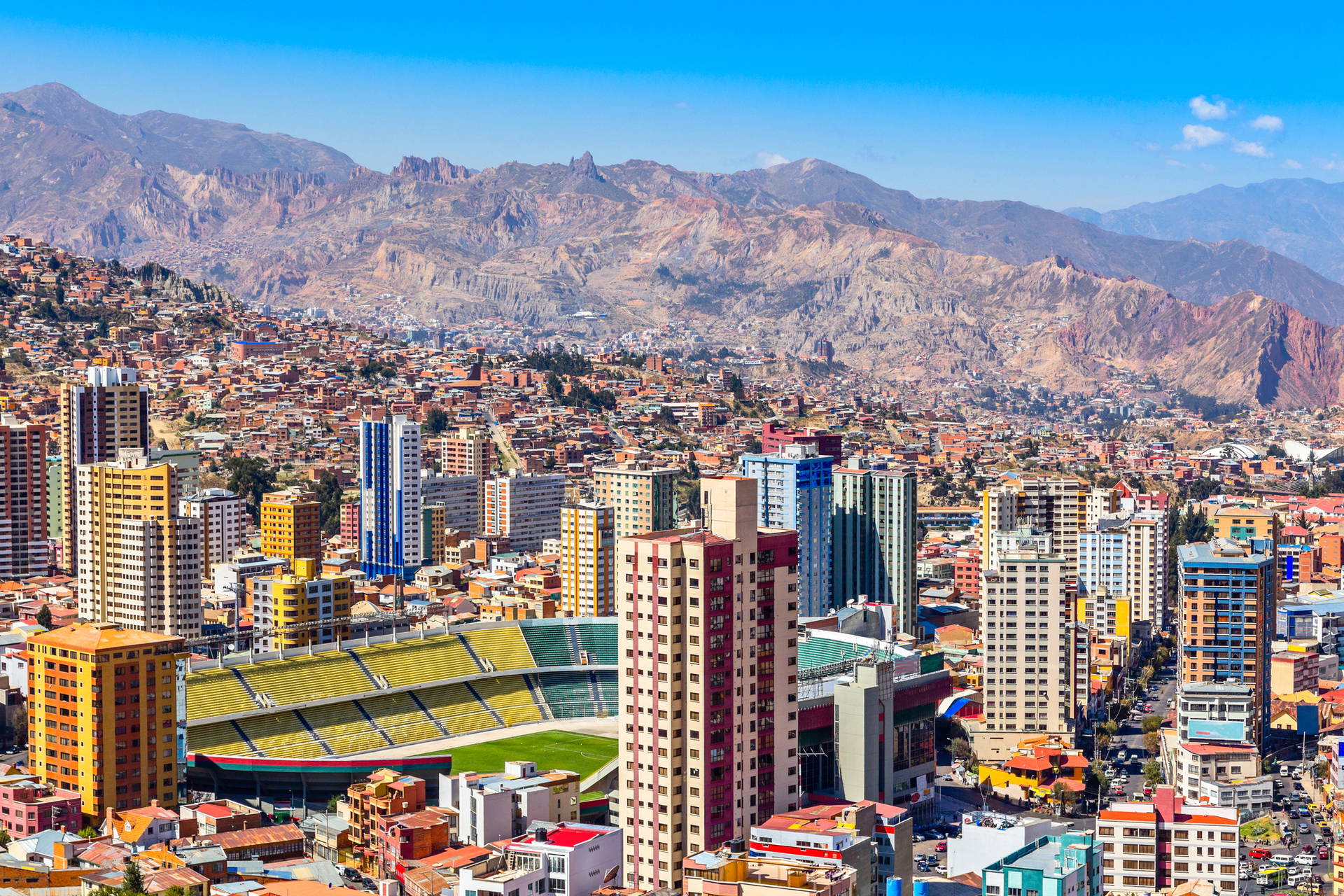 La Paz w Boliwii z widokiem na góry.
