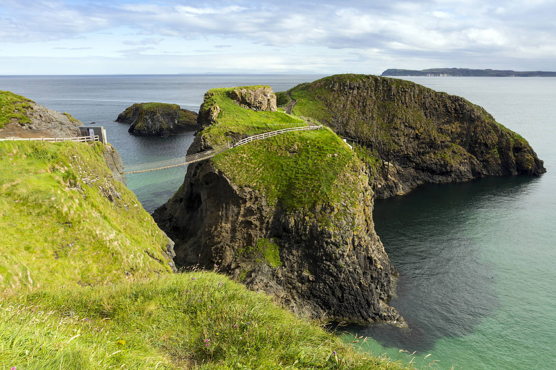 Most linowy Carrick-a-Rede w Irlandii Północnej, spinający klify z wyspą.