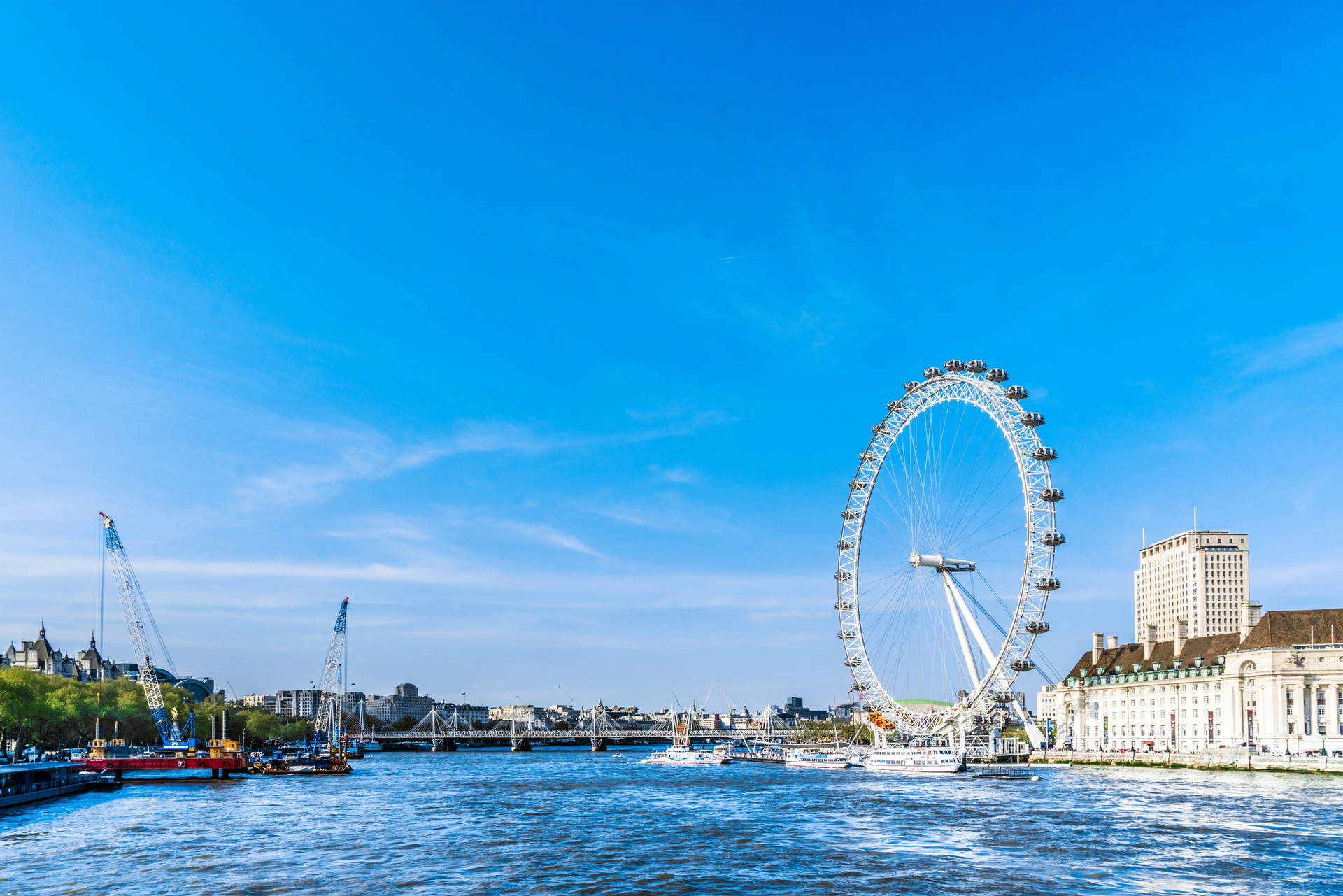 London Eye na tle błękitnego nieba.