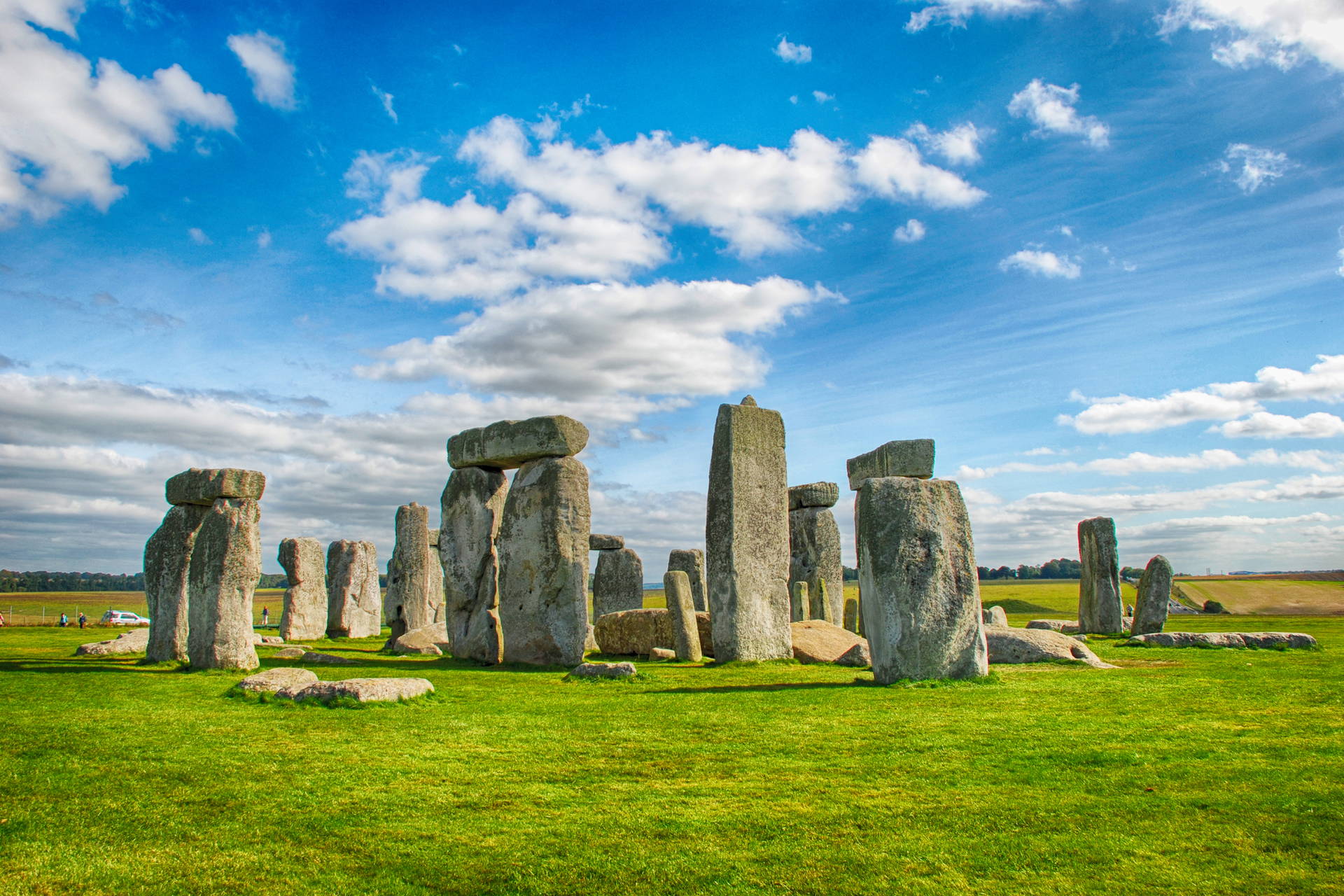 Stonehenge - widok na monumentalne kamienie na tle zielonego trawnika.